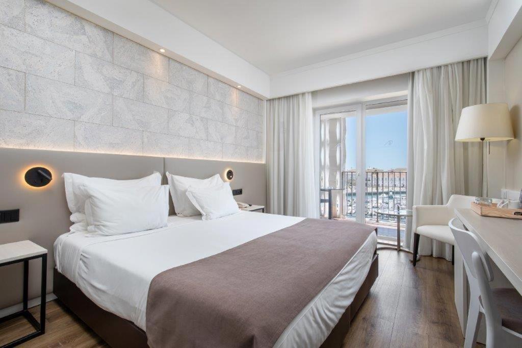 Double or Twin Room with Marina View - Photo 6