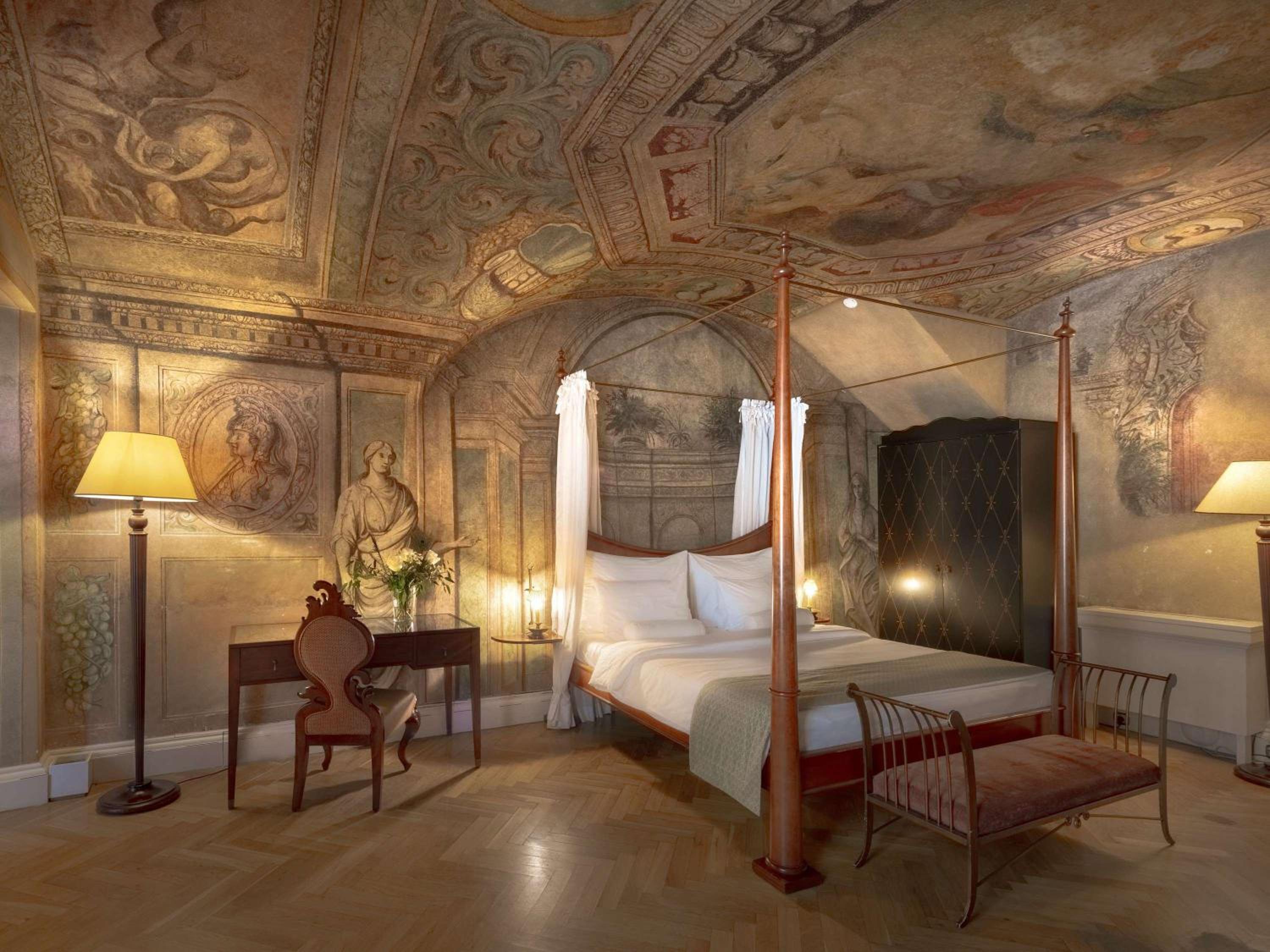 Full Fresco Baroque King Room