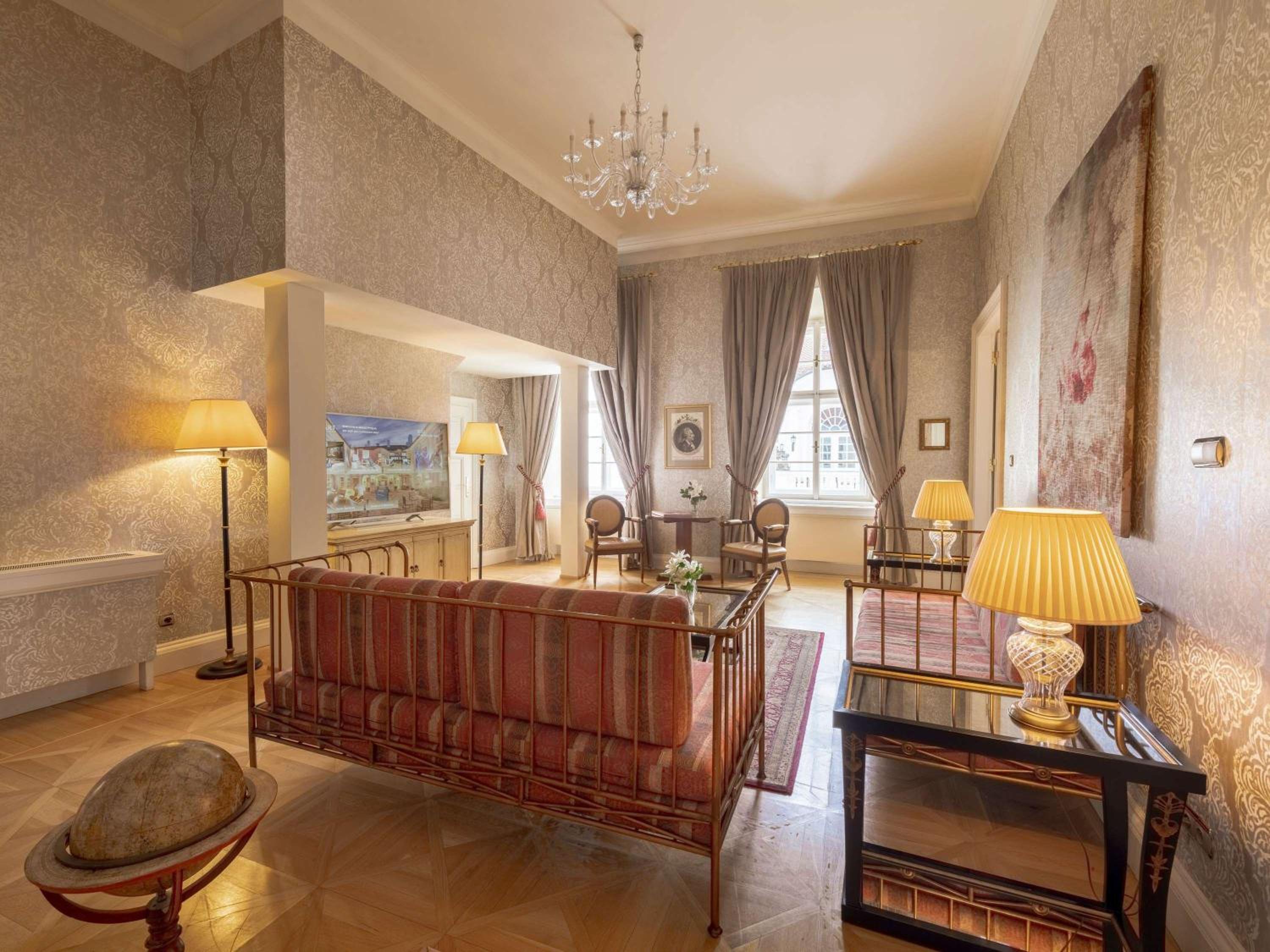 Two-Bedroom Casanova King Suite with Two Single Beds and Courtyard View, photo 6