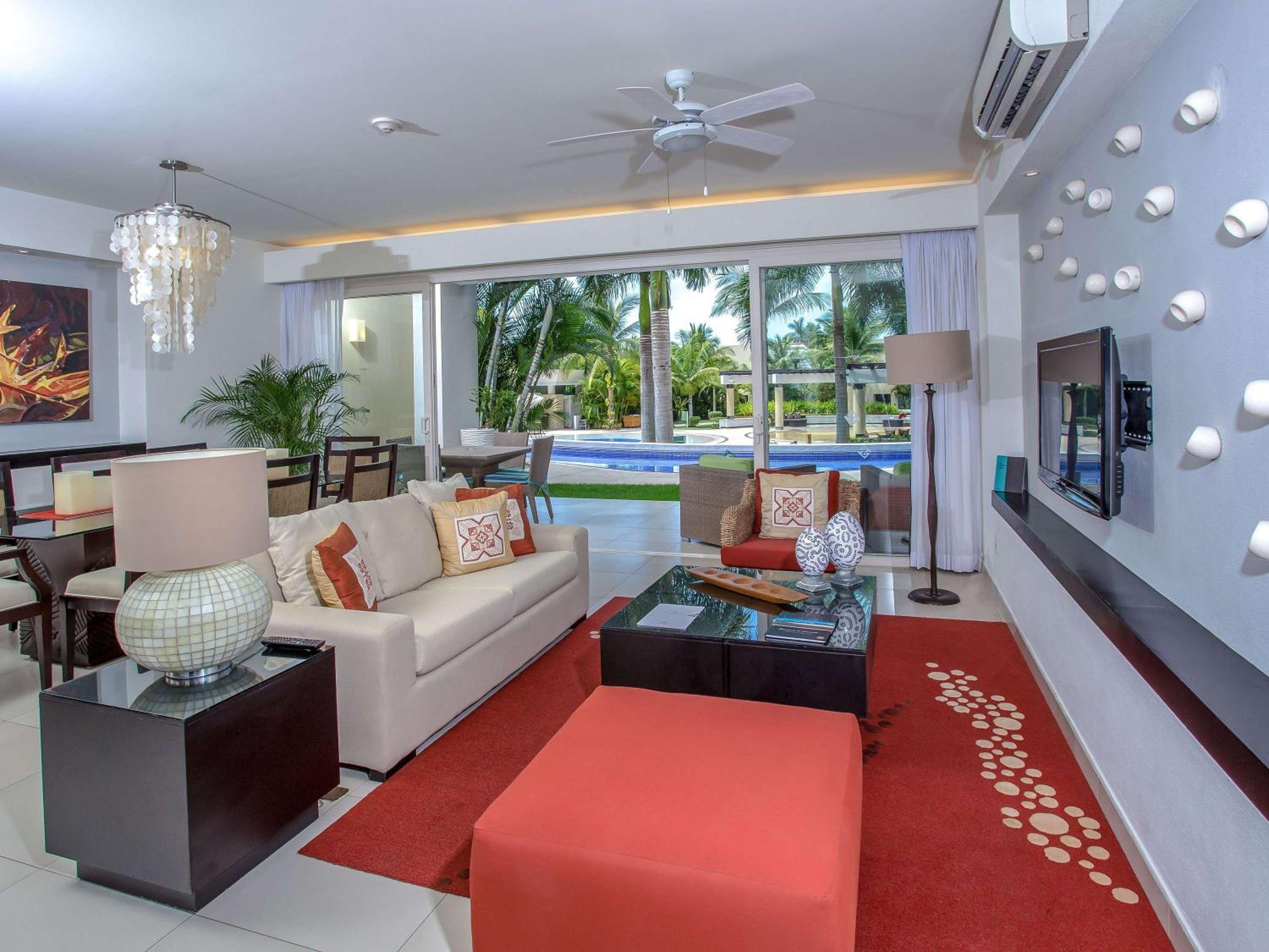One-Bedroom King Room with Terrace and Kitchen