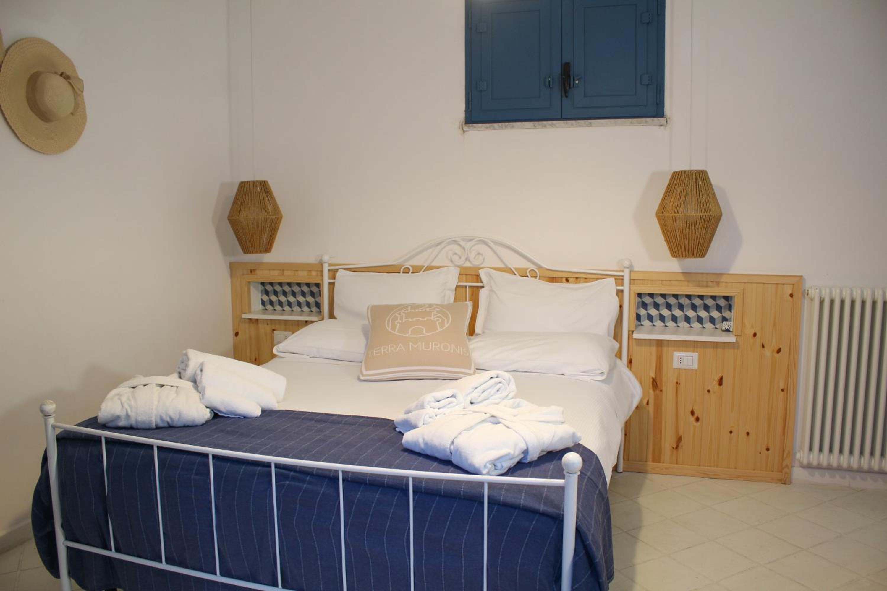 Deluxe Room - Photo 2