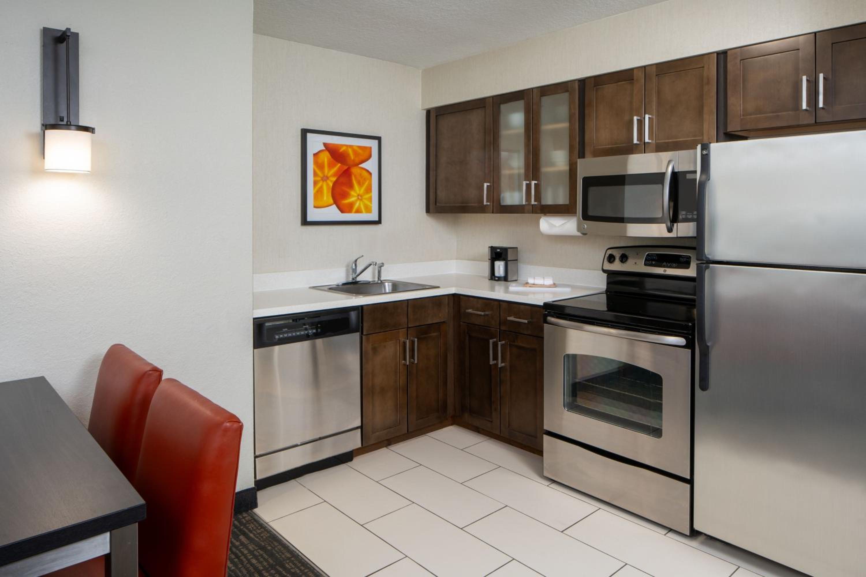 Deluxe Two-Bedroom Suite thumbnail 5