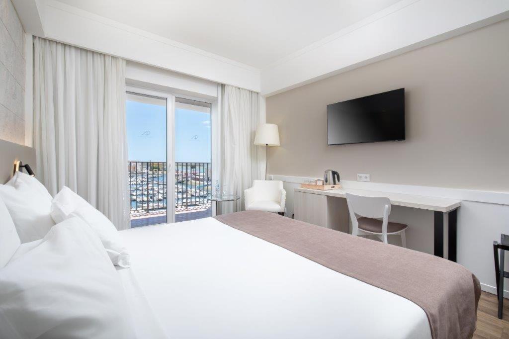 Double or Twin Room with Marina View - Photo 2