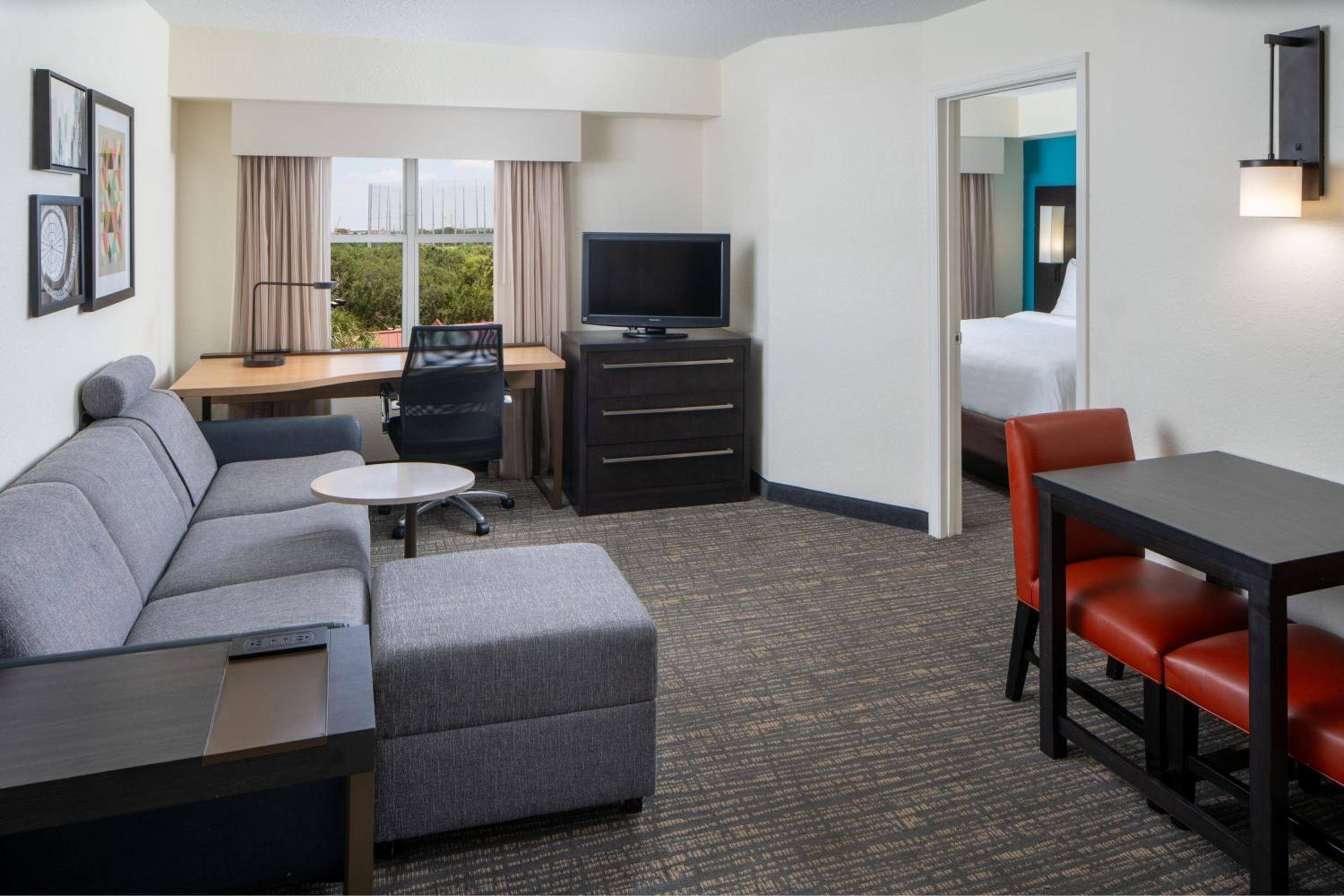 Suite, 1 Bedroom (Mobility/Hearing Accessible, Tub) thumbnail 5