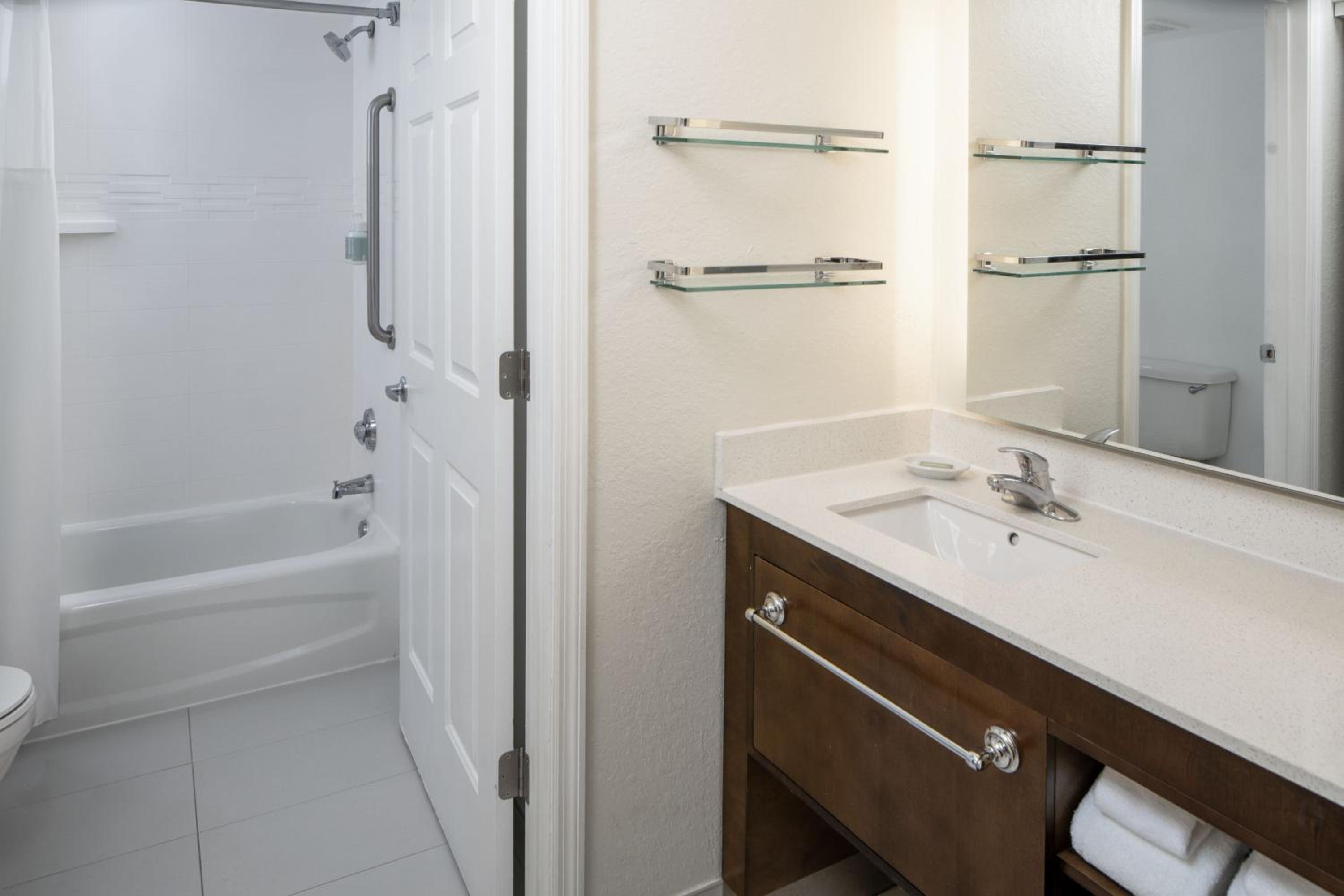 Suite, 1 Bedroom (Mobility/Hearing Accessible, Tub)