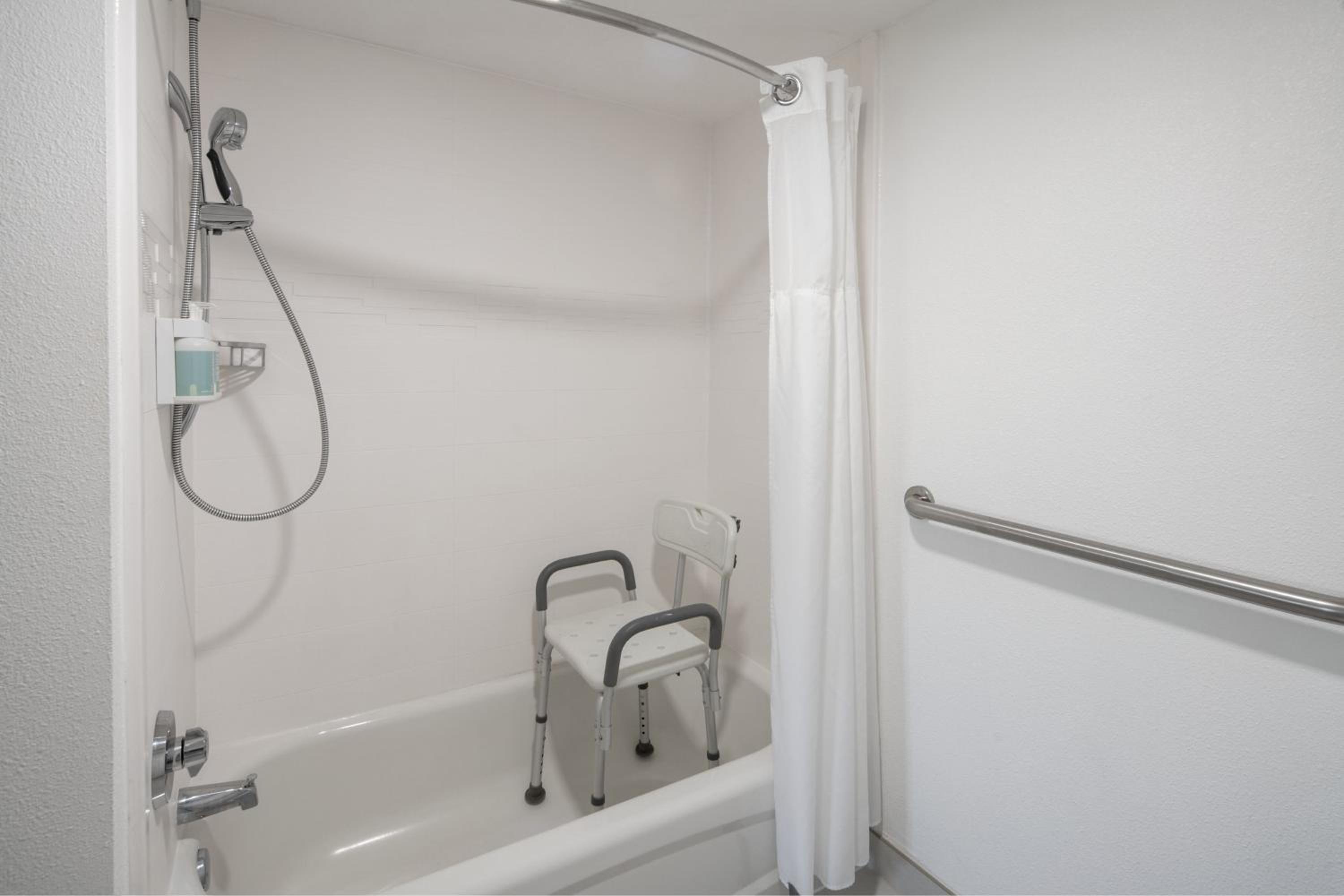 One-Bedroom King Suite with Sofa Bed and Adapted Tub - Mobility and Hearing Accessible thumbnail 6