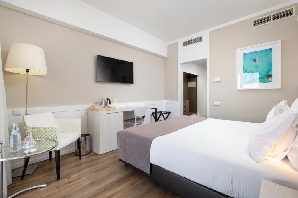 Double or Twin Room with Marina View - Photo 3