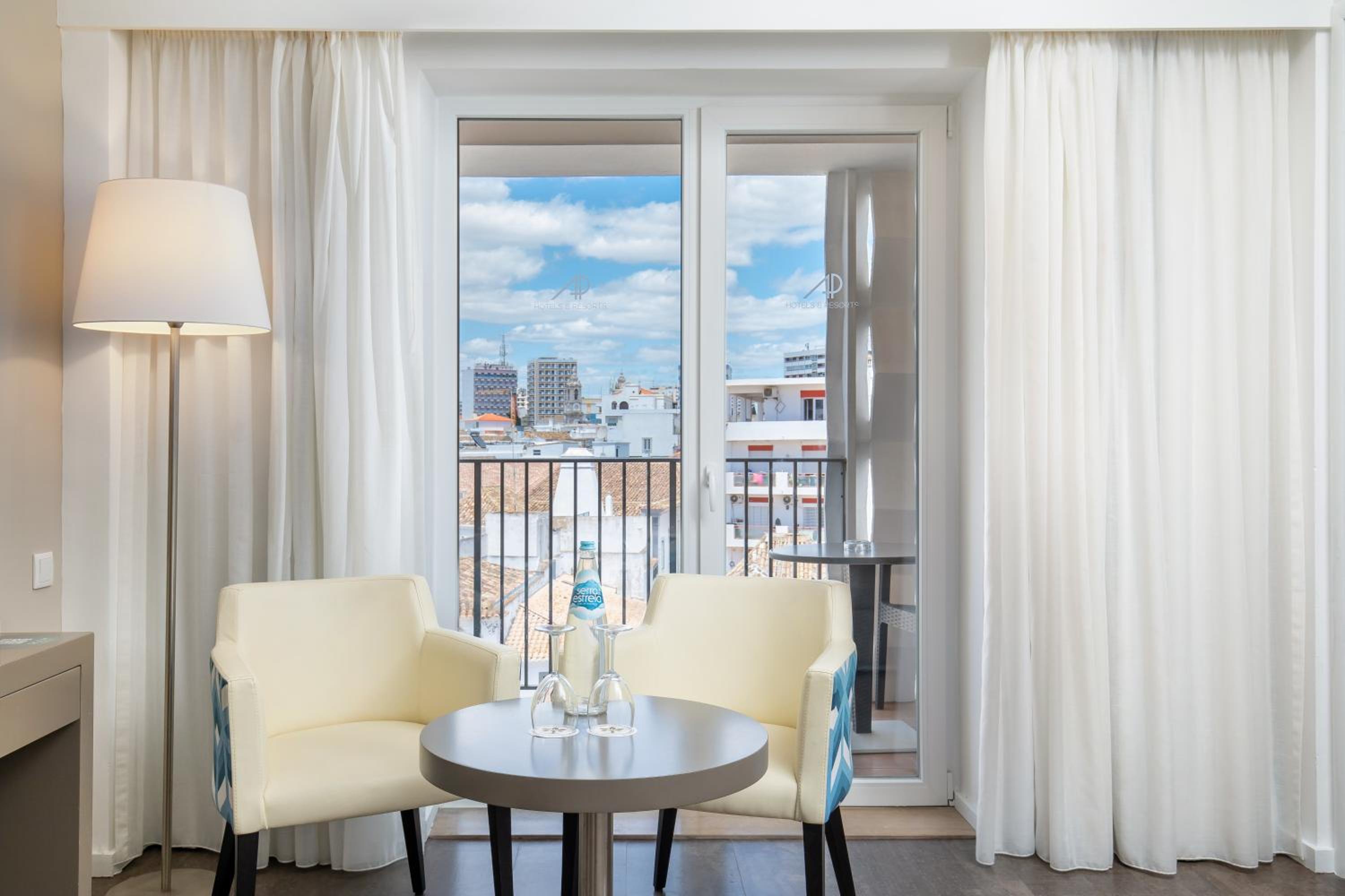 Suite with City View - Photo 4