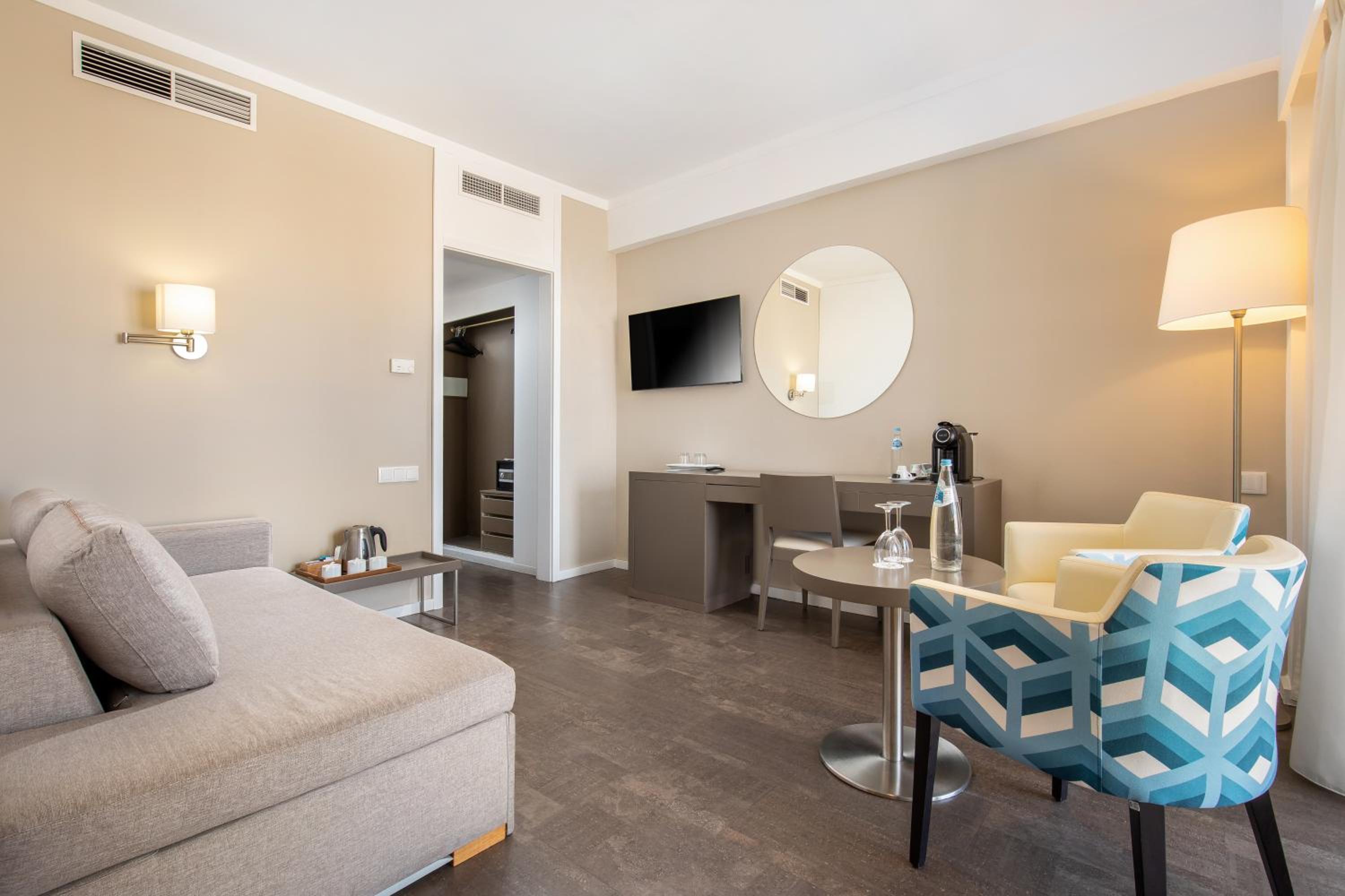 Suite with City View - Photo 2