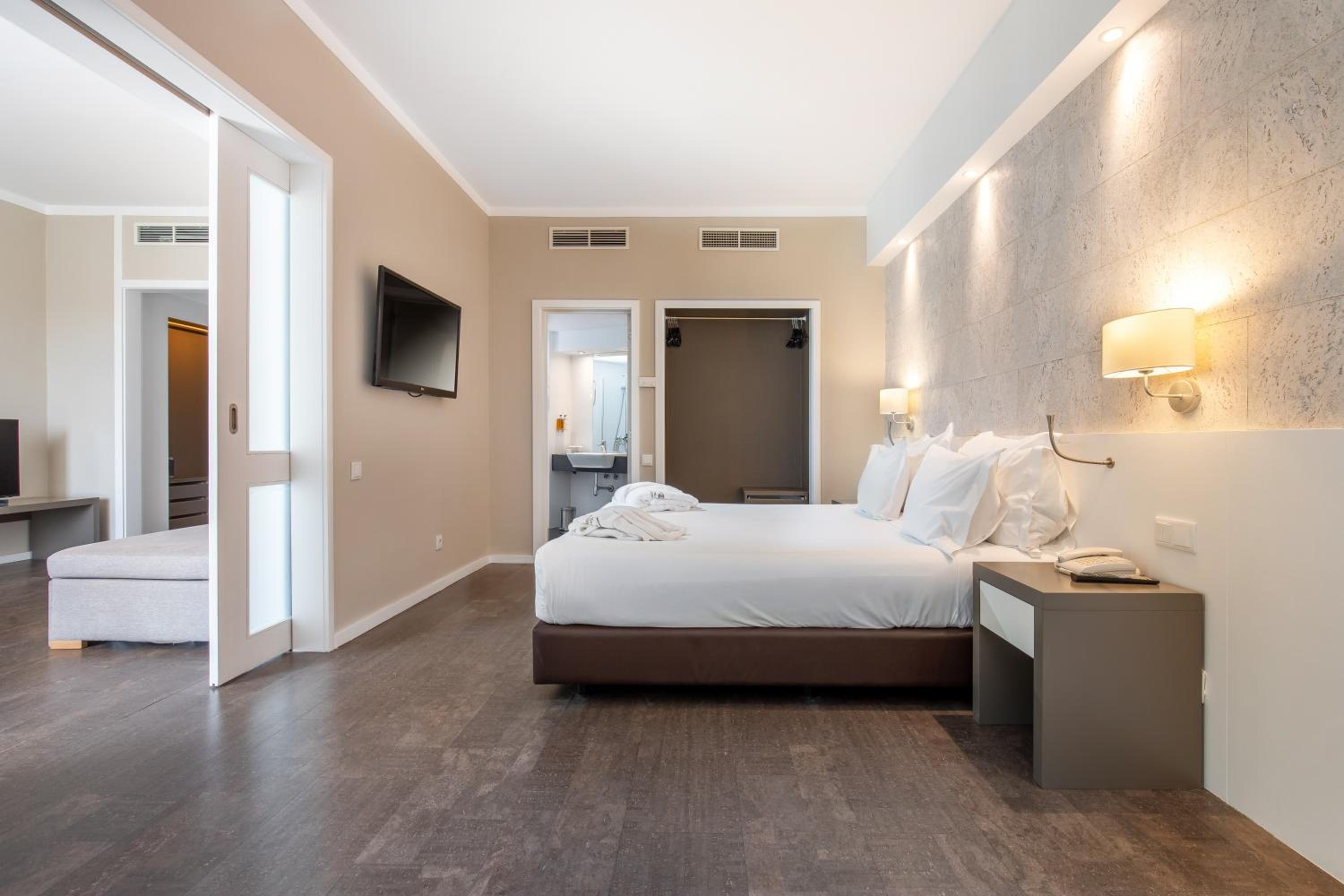 Suite with Marina View - Photo 4