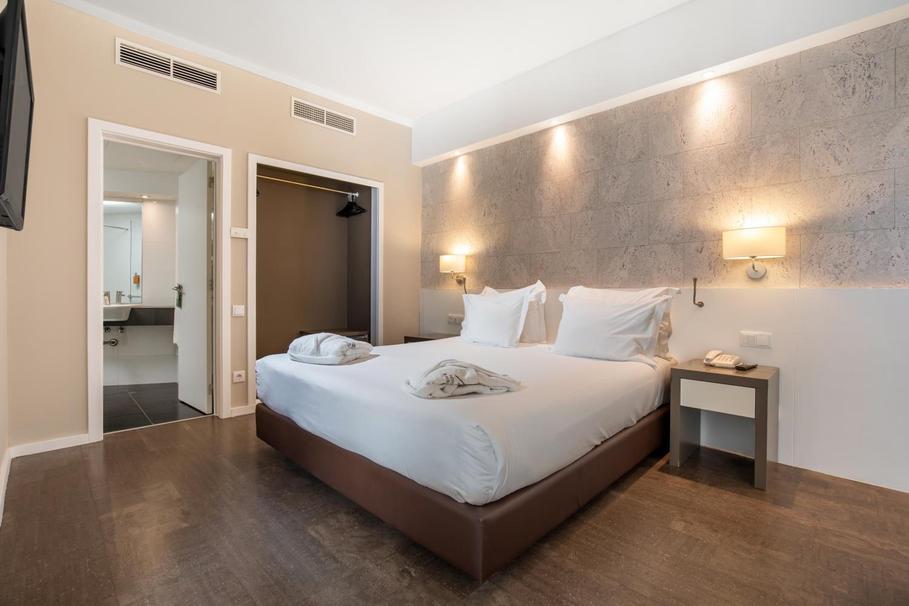 Suite with Marina View - Photo 3