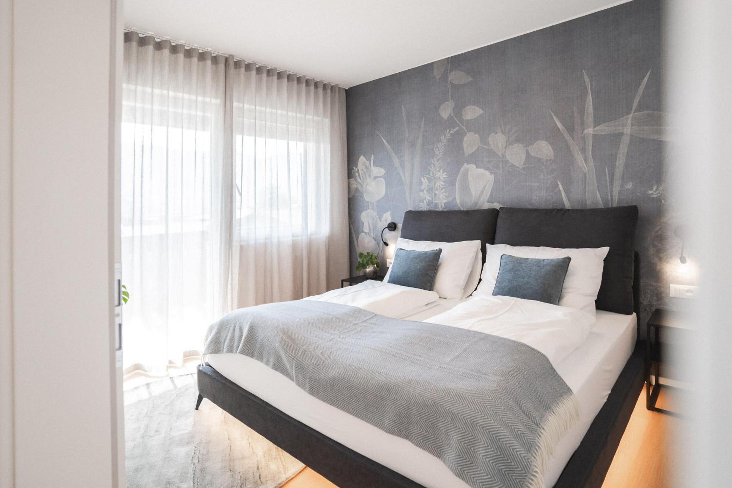 One-Bedroom Apartment with Balcony and Mountain View   photo 3