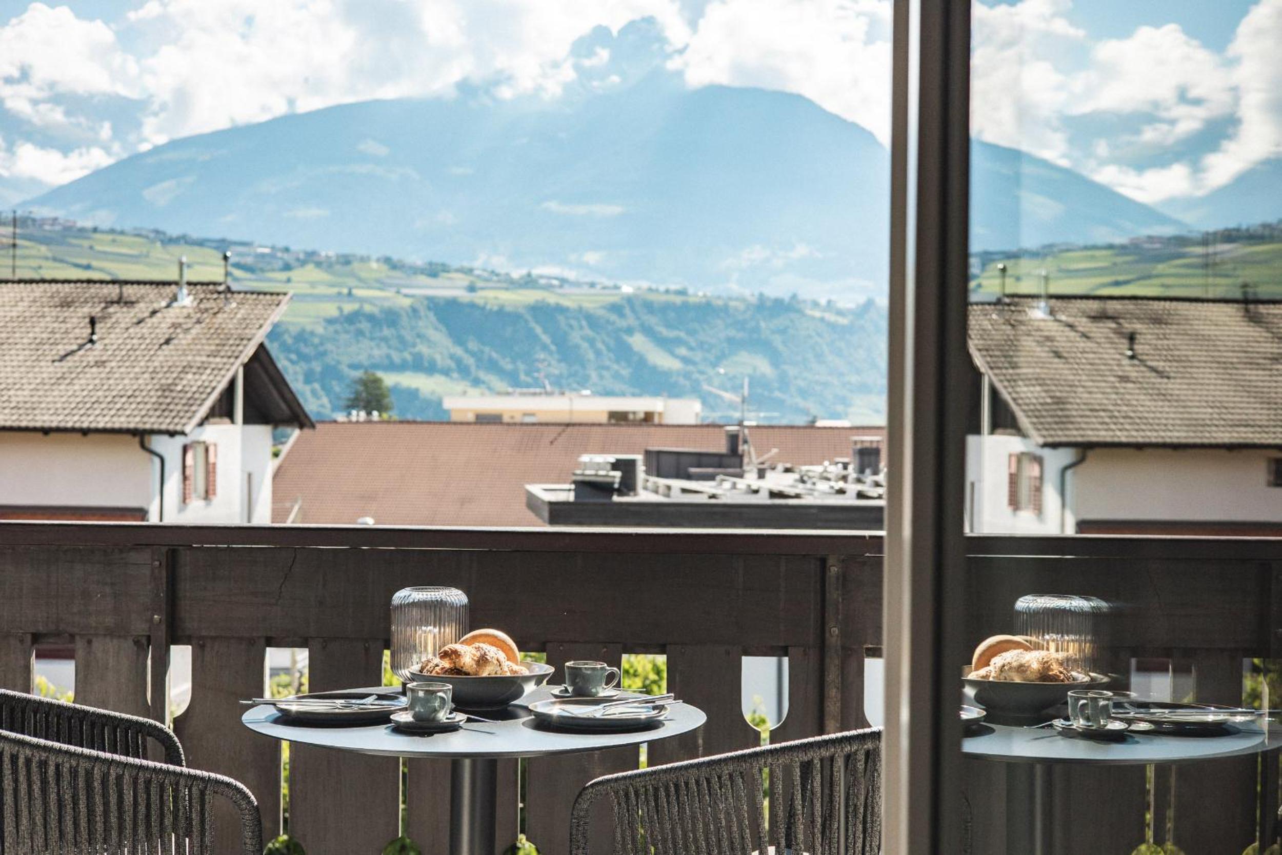 One-Bedroom Apartment with Balcony and Mountain View   photo 3