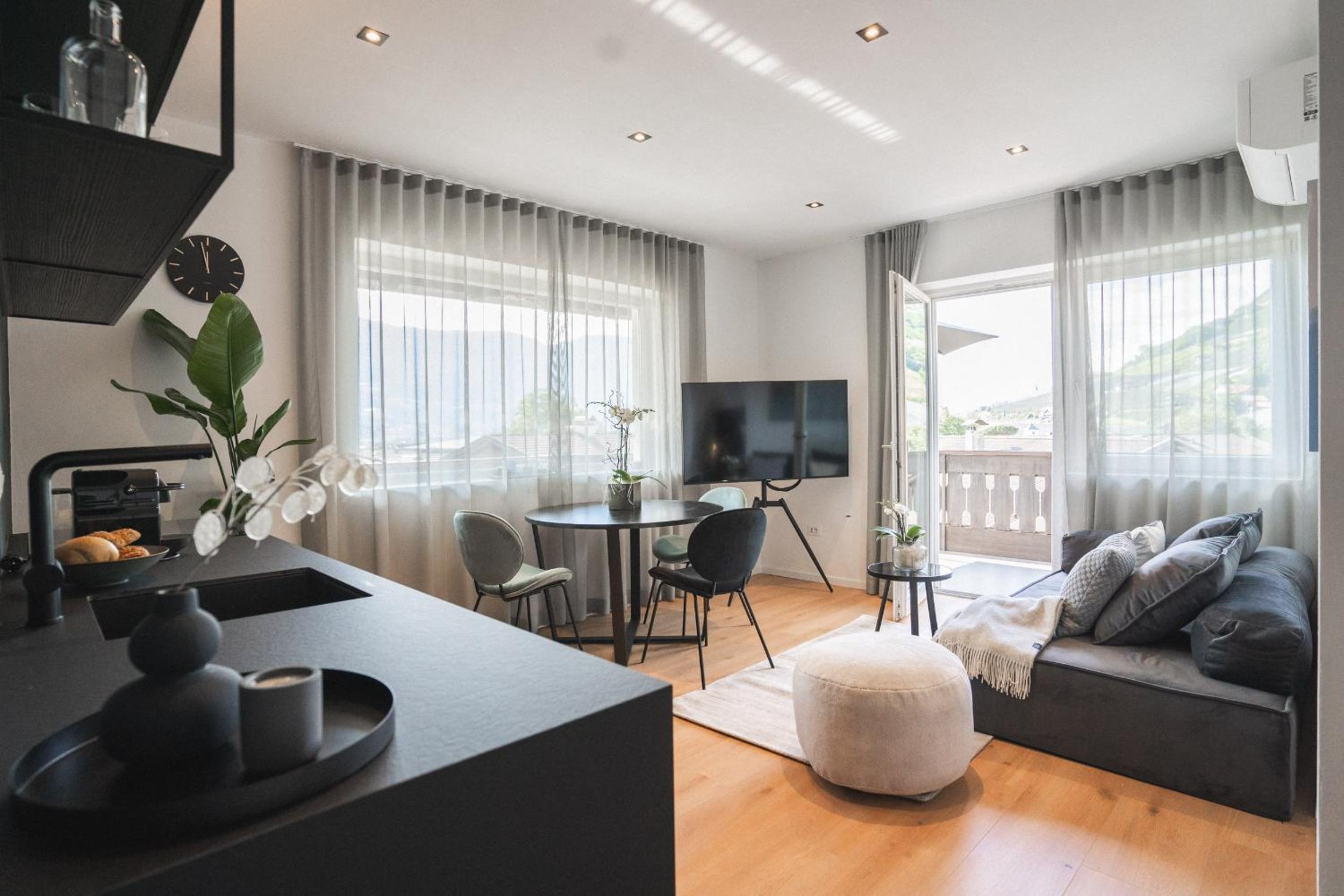 One-Bedroom Apartment with Balcony and Mountain View   photo 1