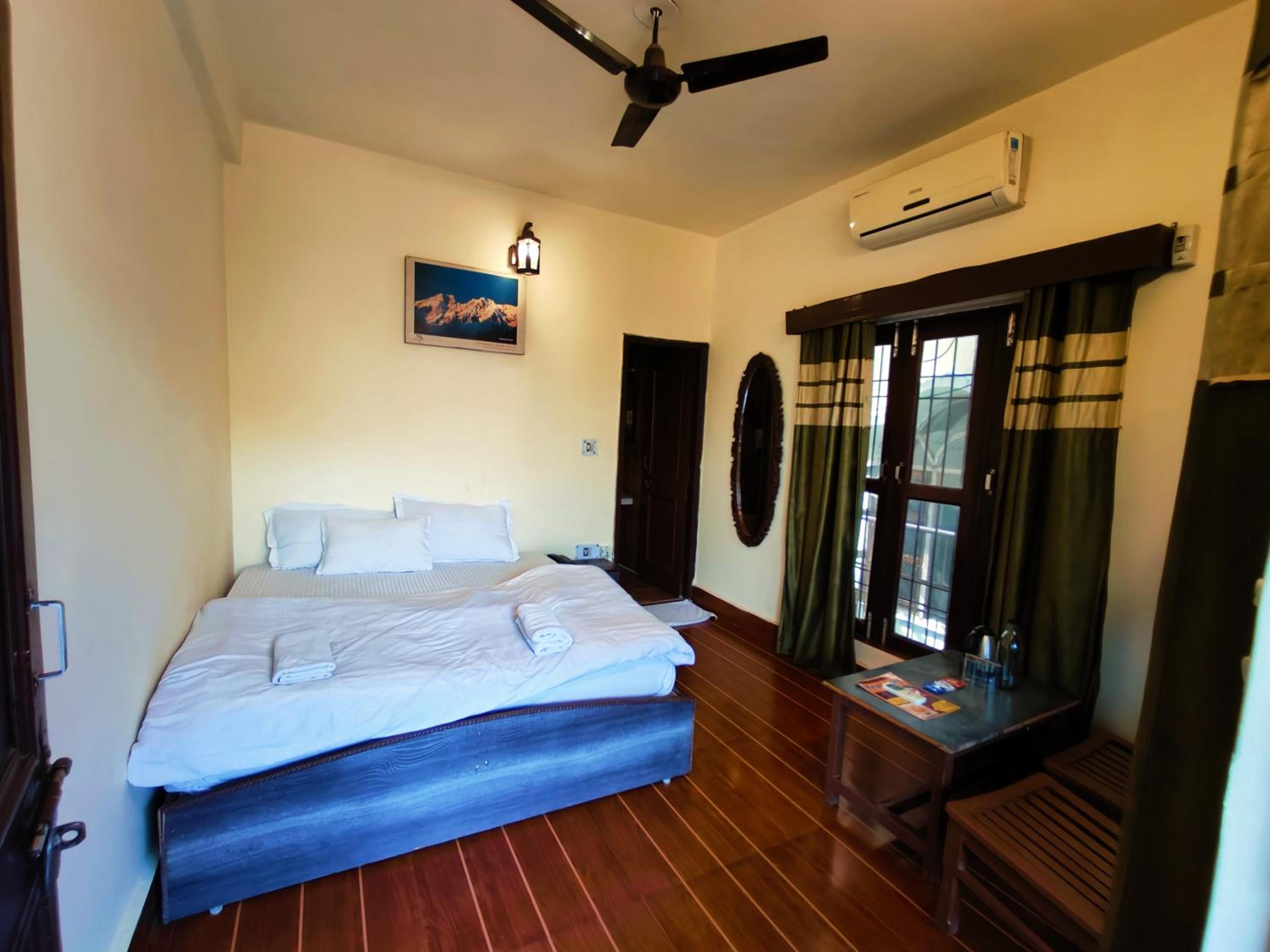Queen Room photo 2