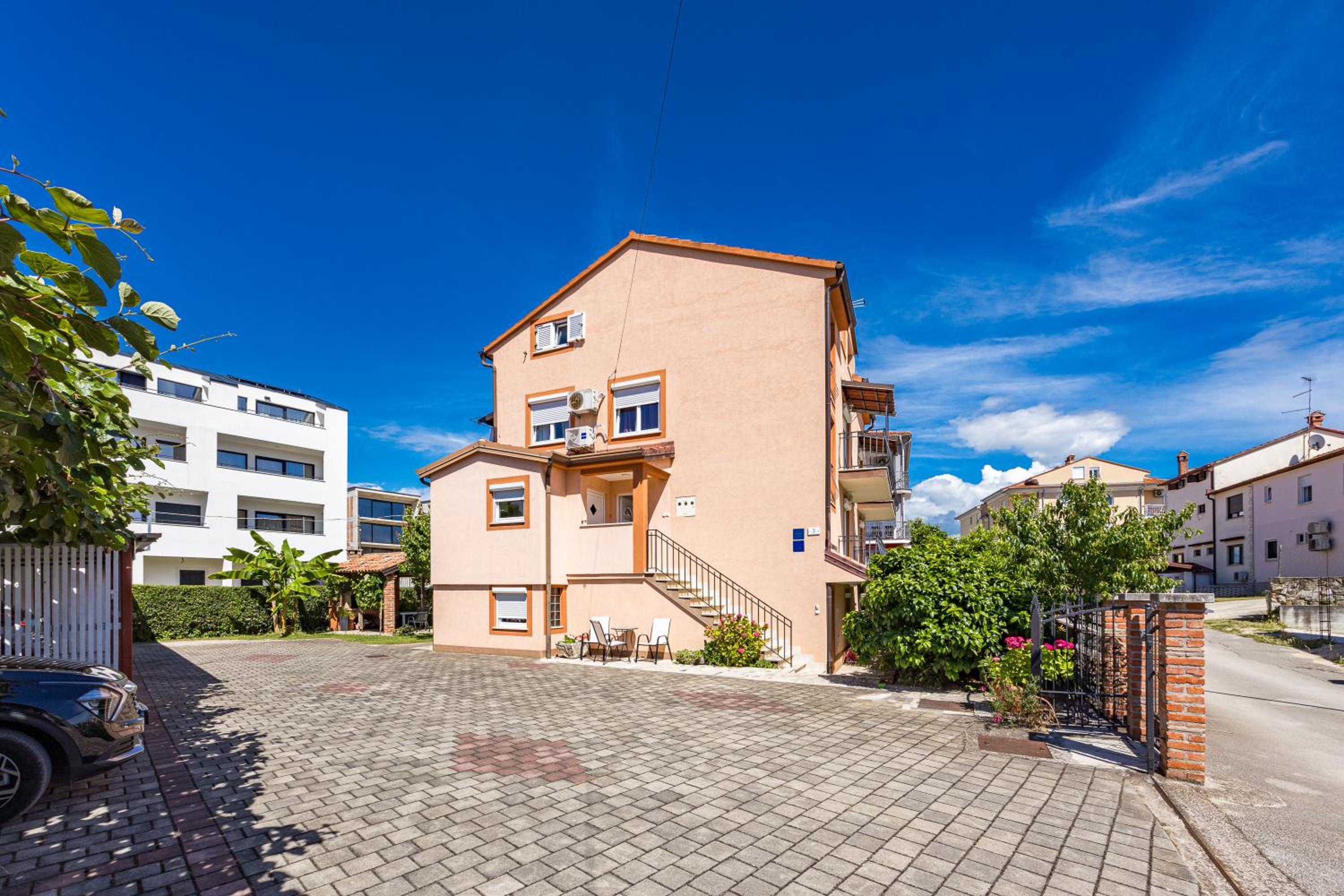 Studio with Balcony - Photo 2