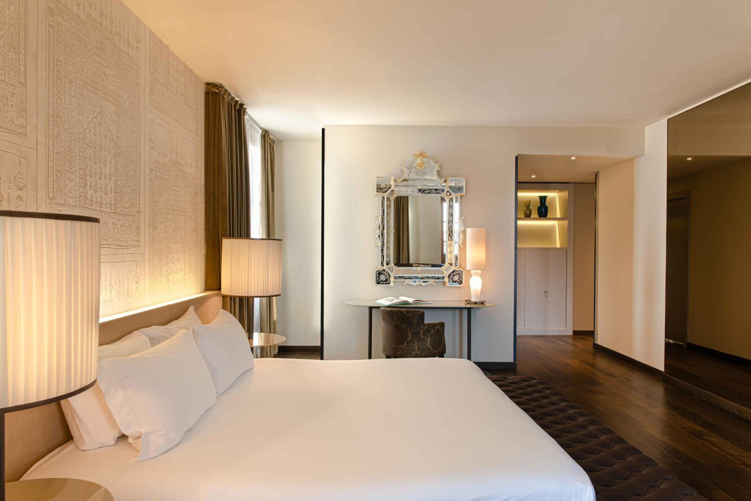 Junior Suite with Canal View - Photo 4