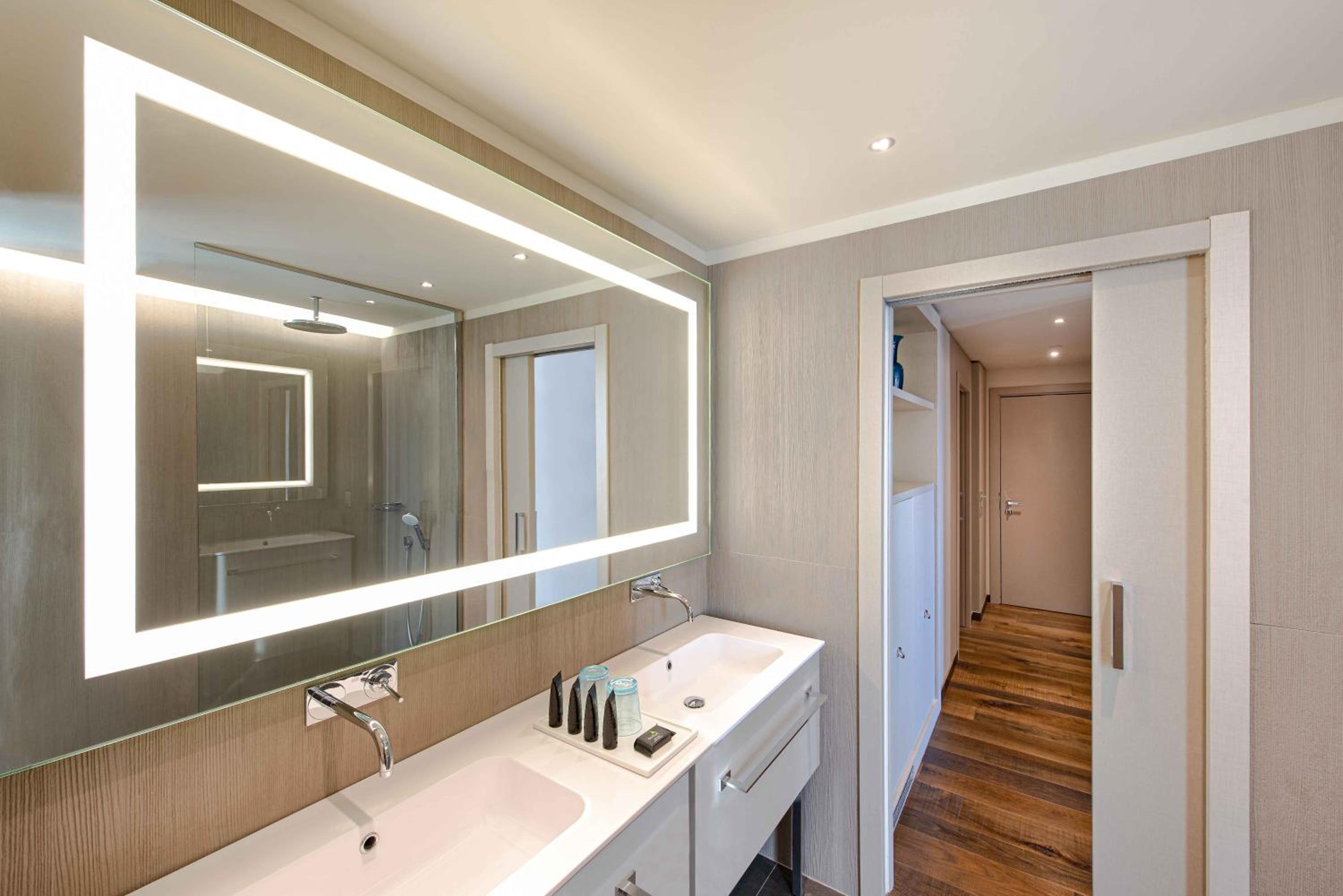 Junior Suite with Canal View - Photo 2