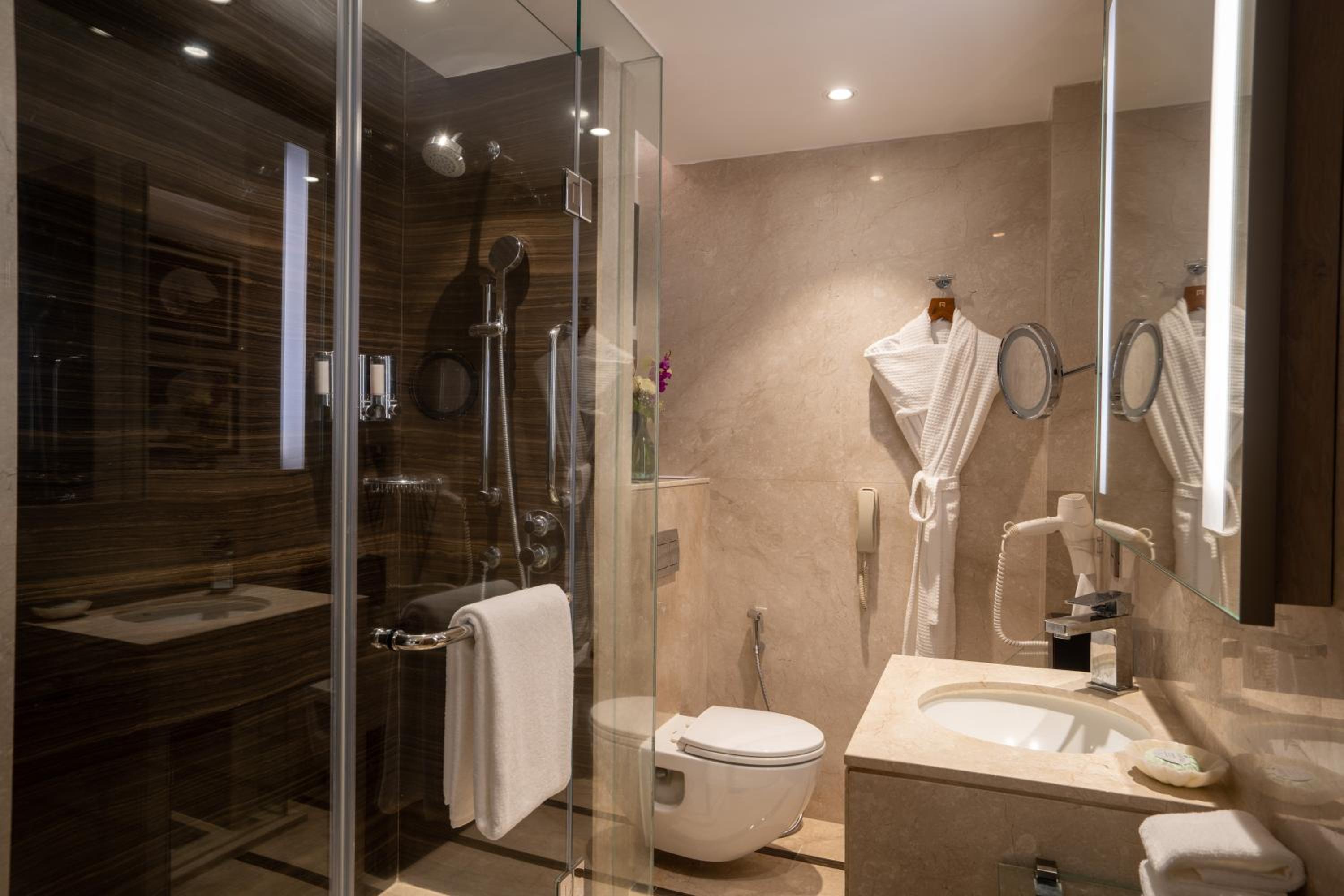 Deluxe Queen Room with City View and Pool Access - Photo 2