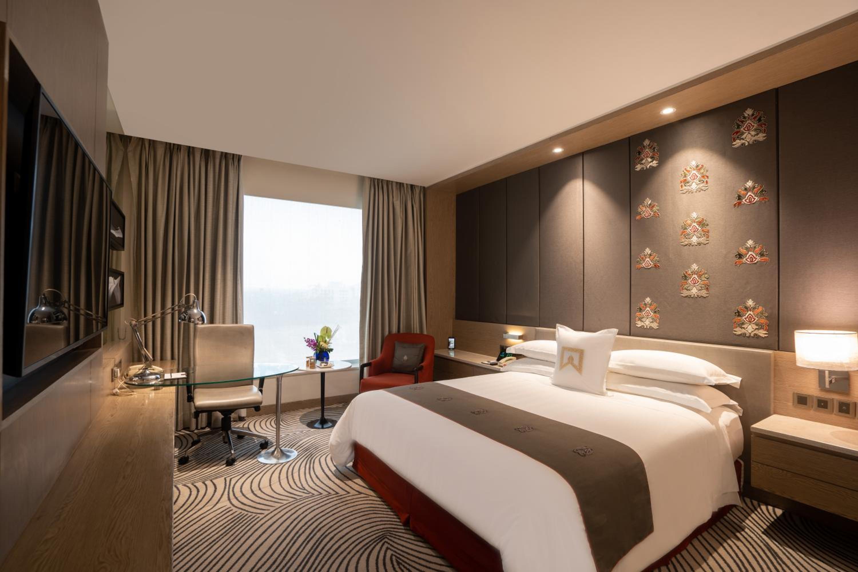Deluxe Queen Room with City View and Pool Access - Photo 3