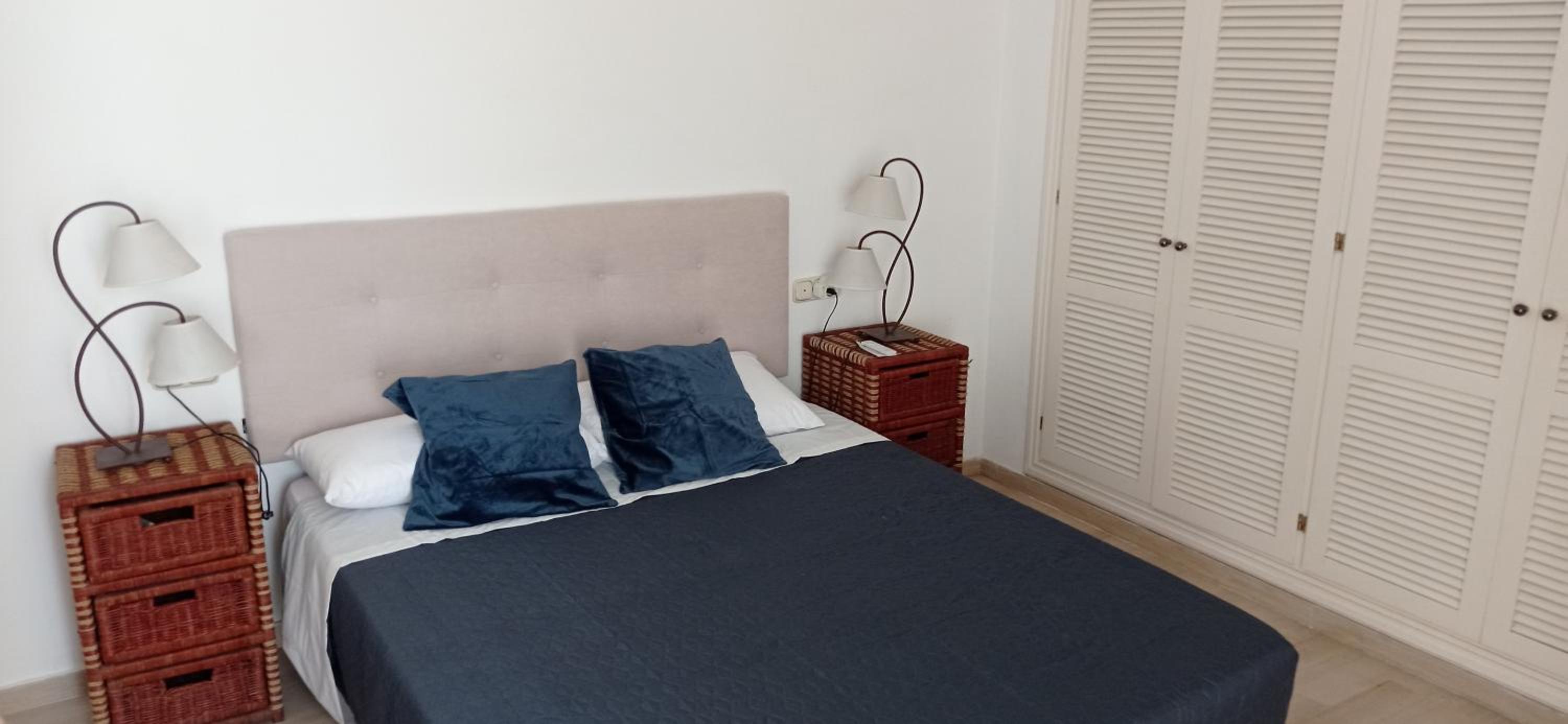 Apartamento de dos habitaciones con balcón y vista al mar