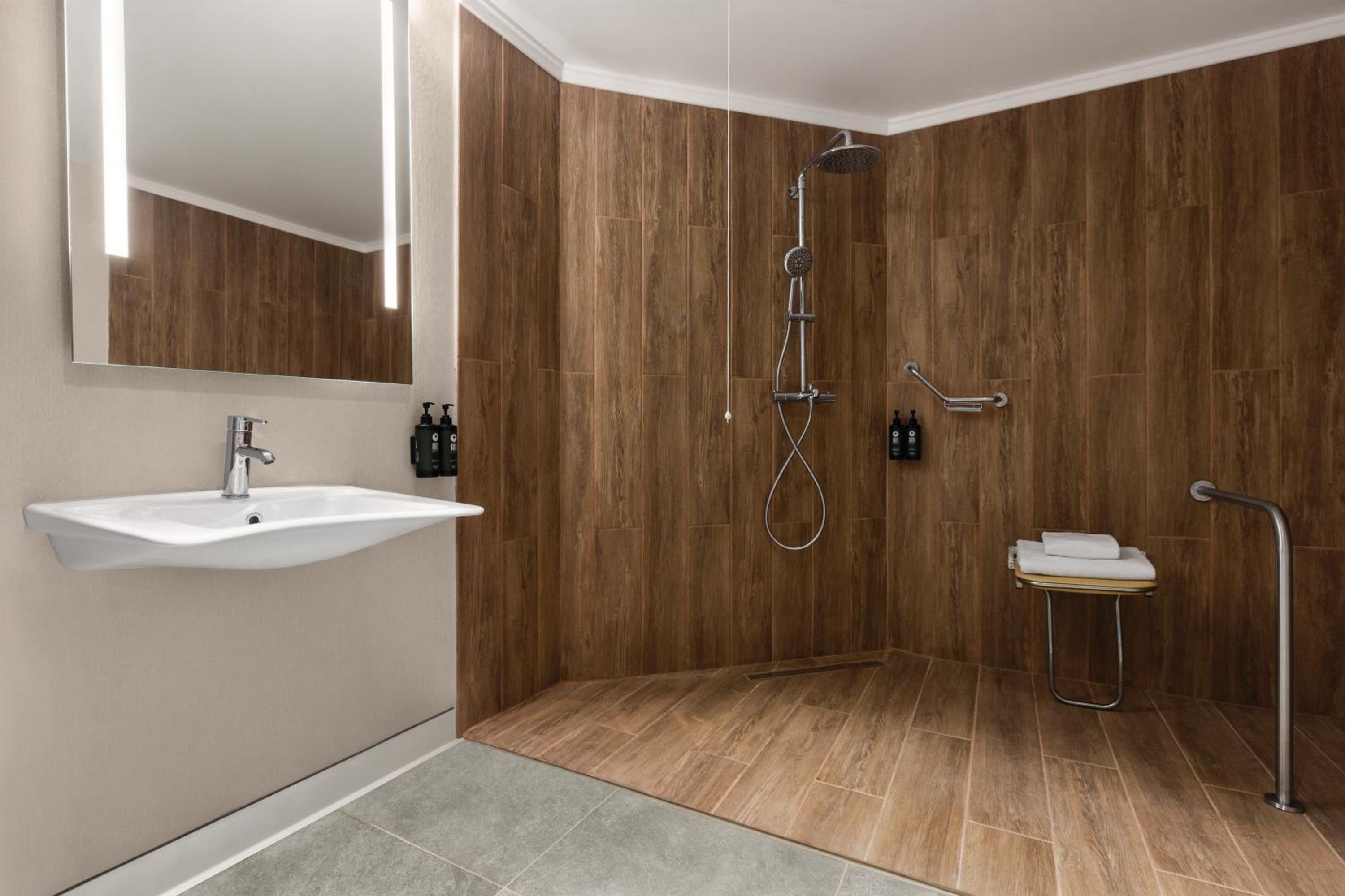 Accessible King Room photo 3