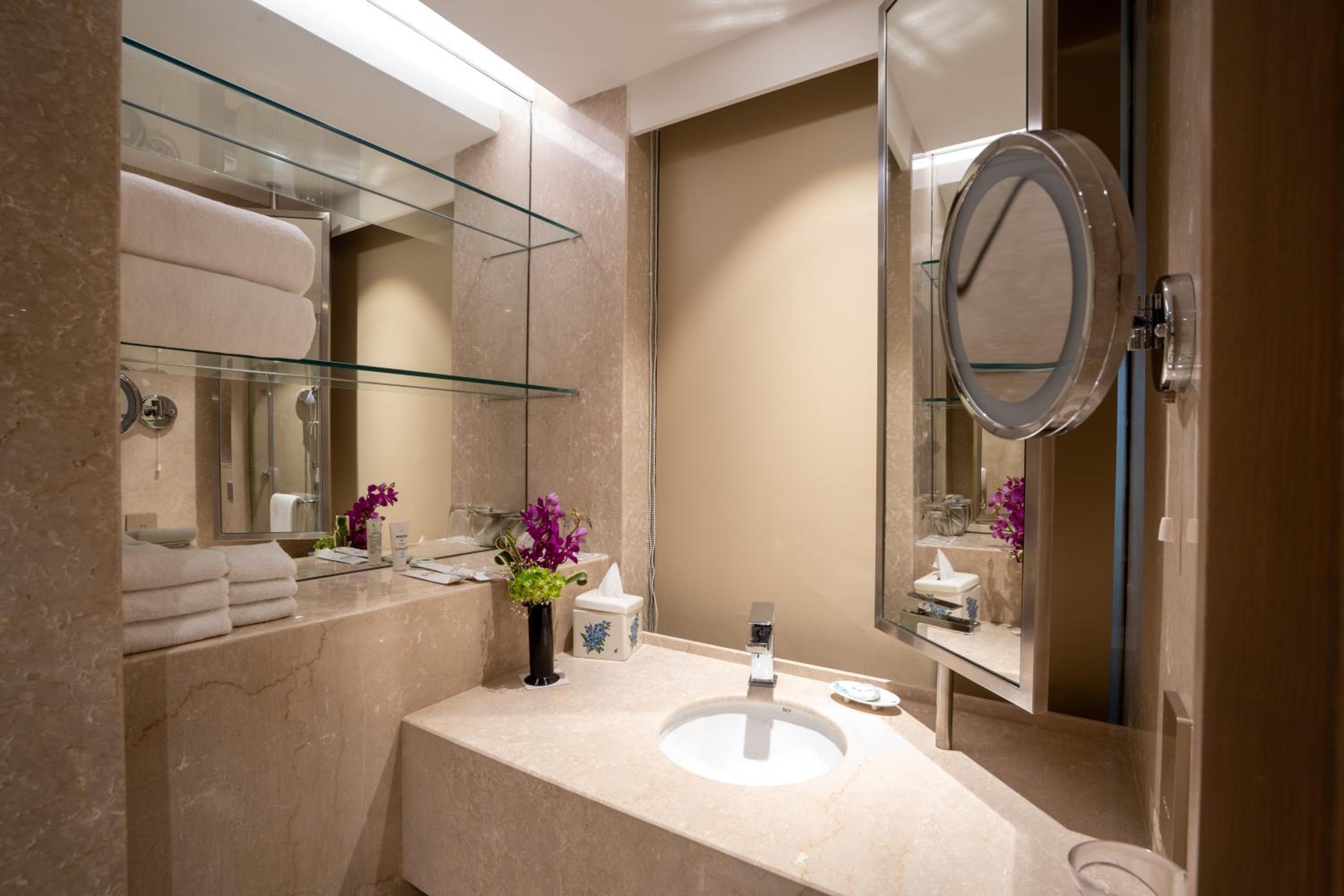 Executive Club Queen Room with City View - Photo 2