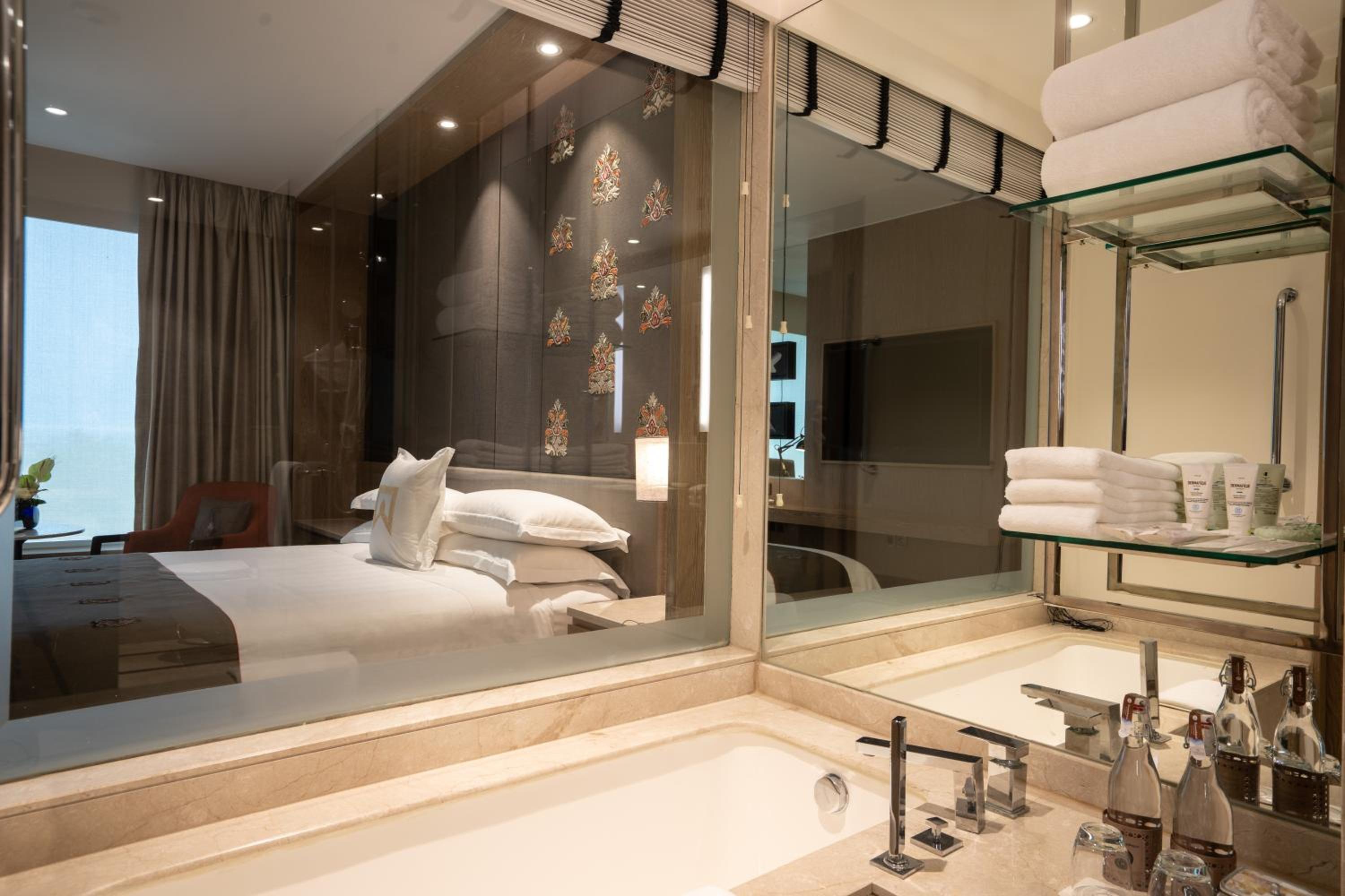 Sheraton Club Queen Room - Club Level - Photo 3