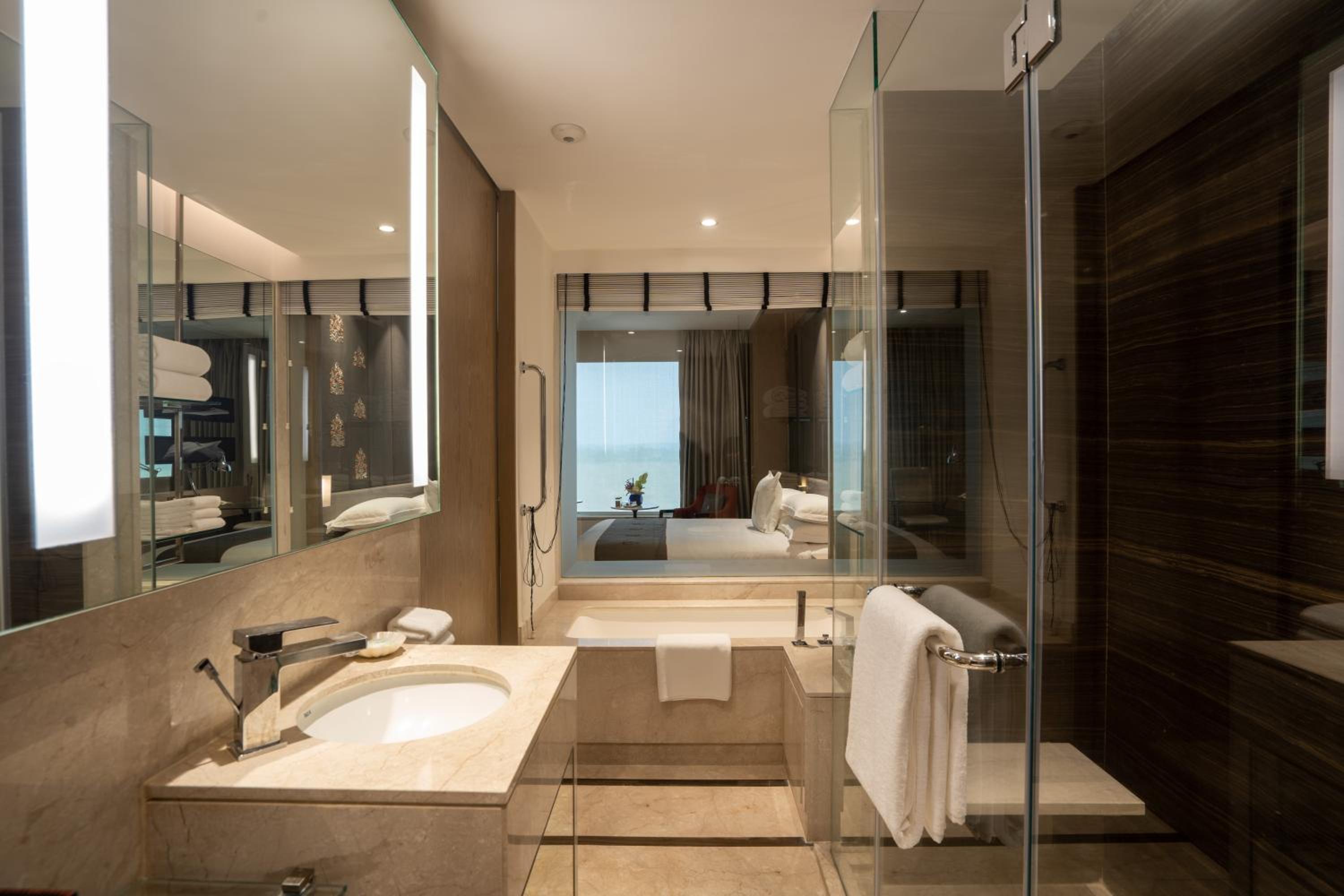 Sheraton Club Queen Room - Club Level - Photo 2