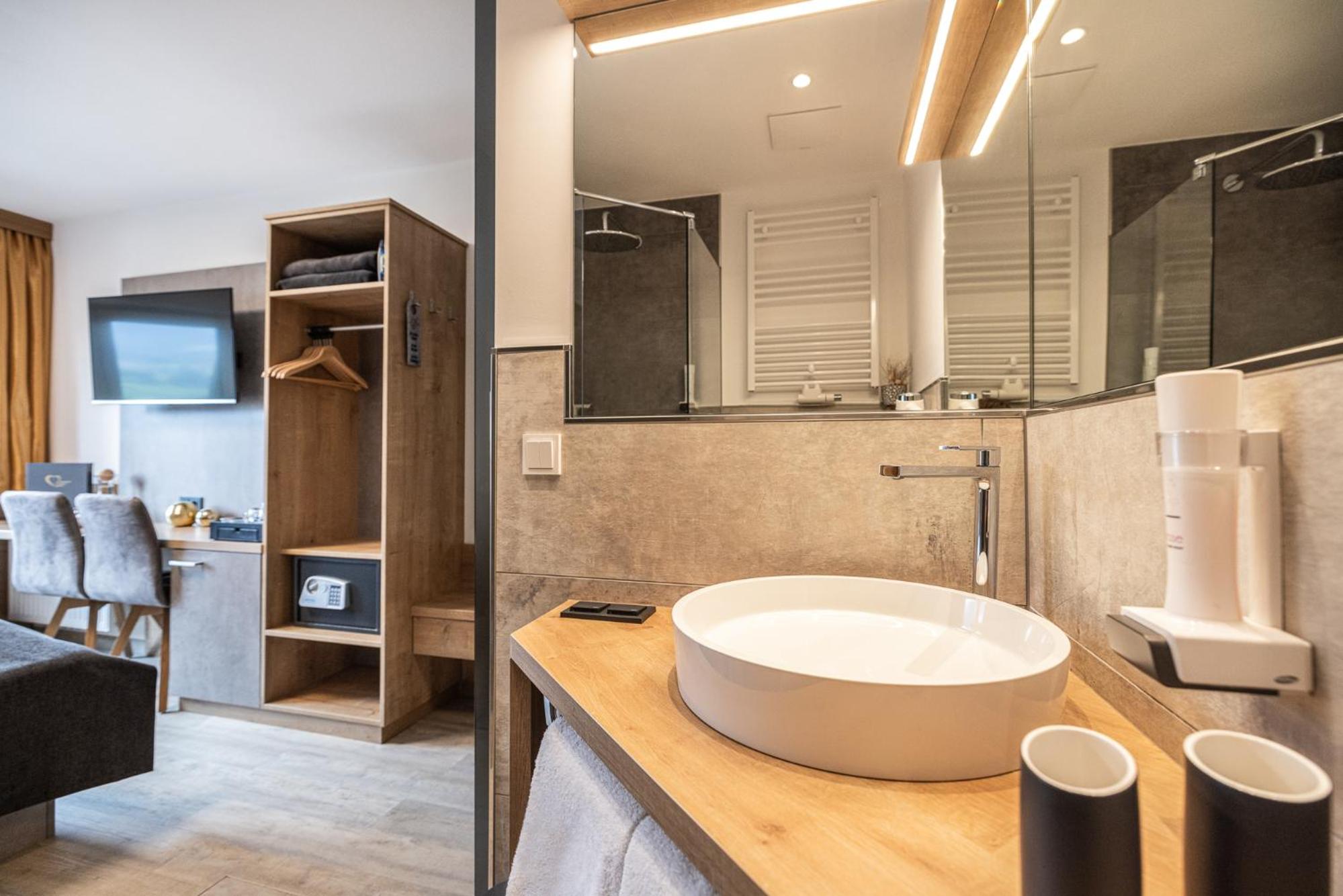 Kleines Deluxe Doppelzimmer mit Wiesenblick und Balkon photo 2