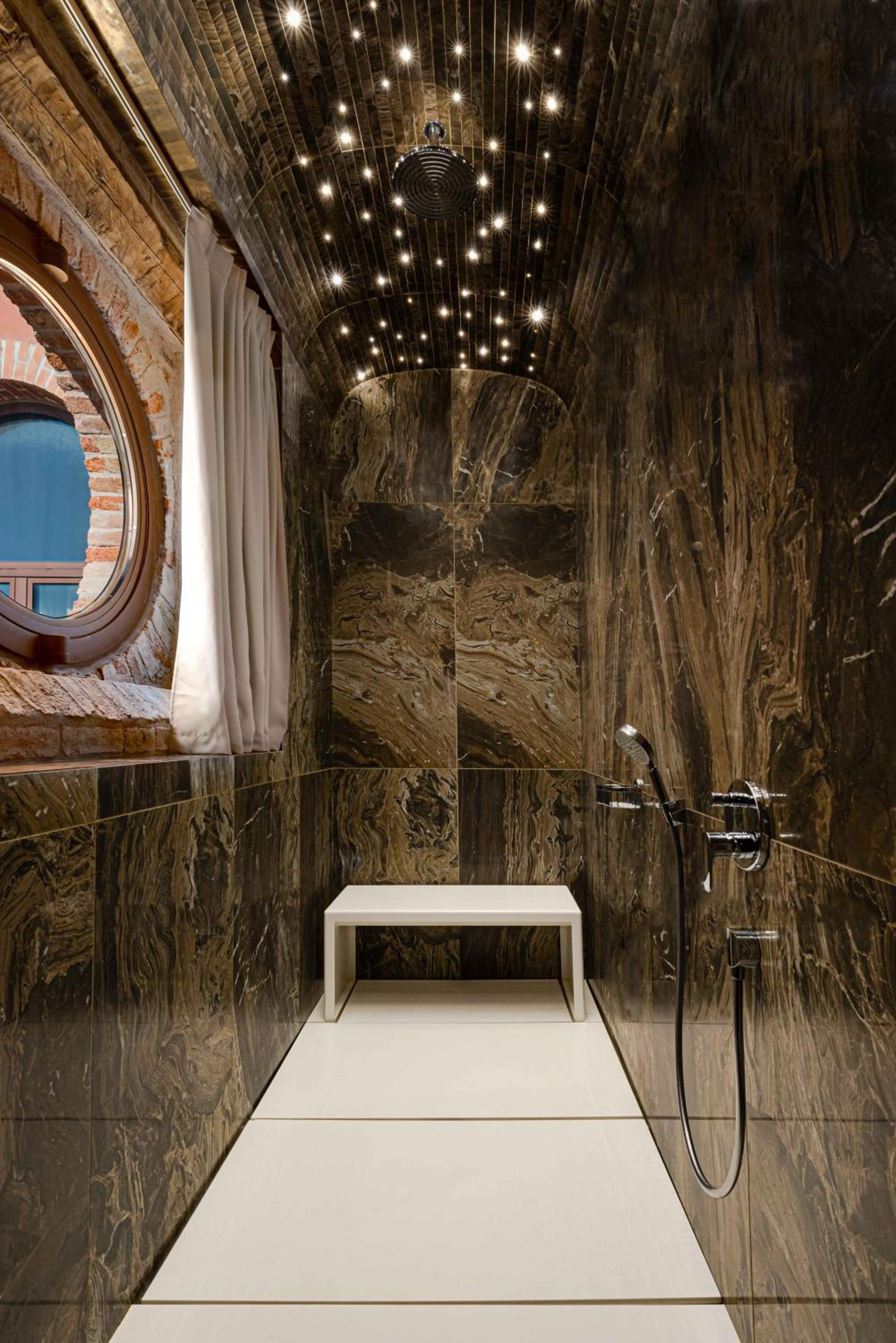 Grand Suite with Canal View - Photo 7