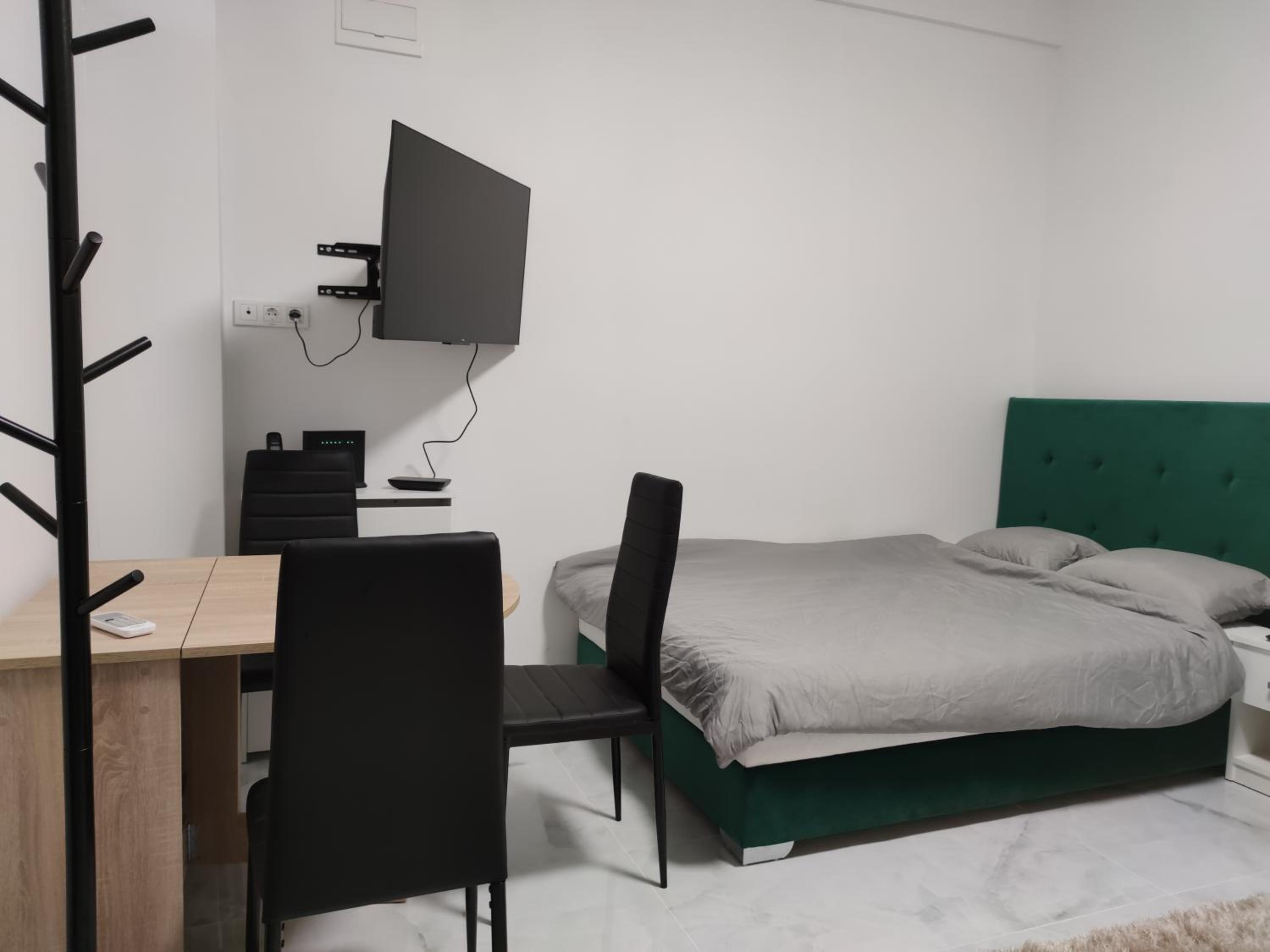One-Bedroom Apartment photo 1