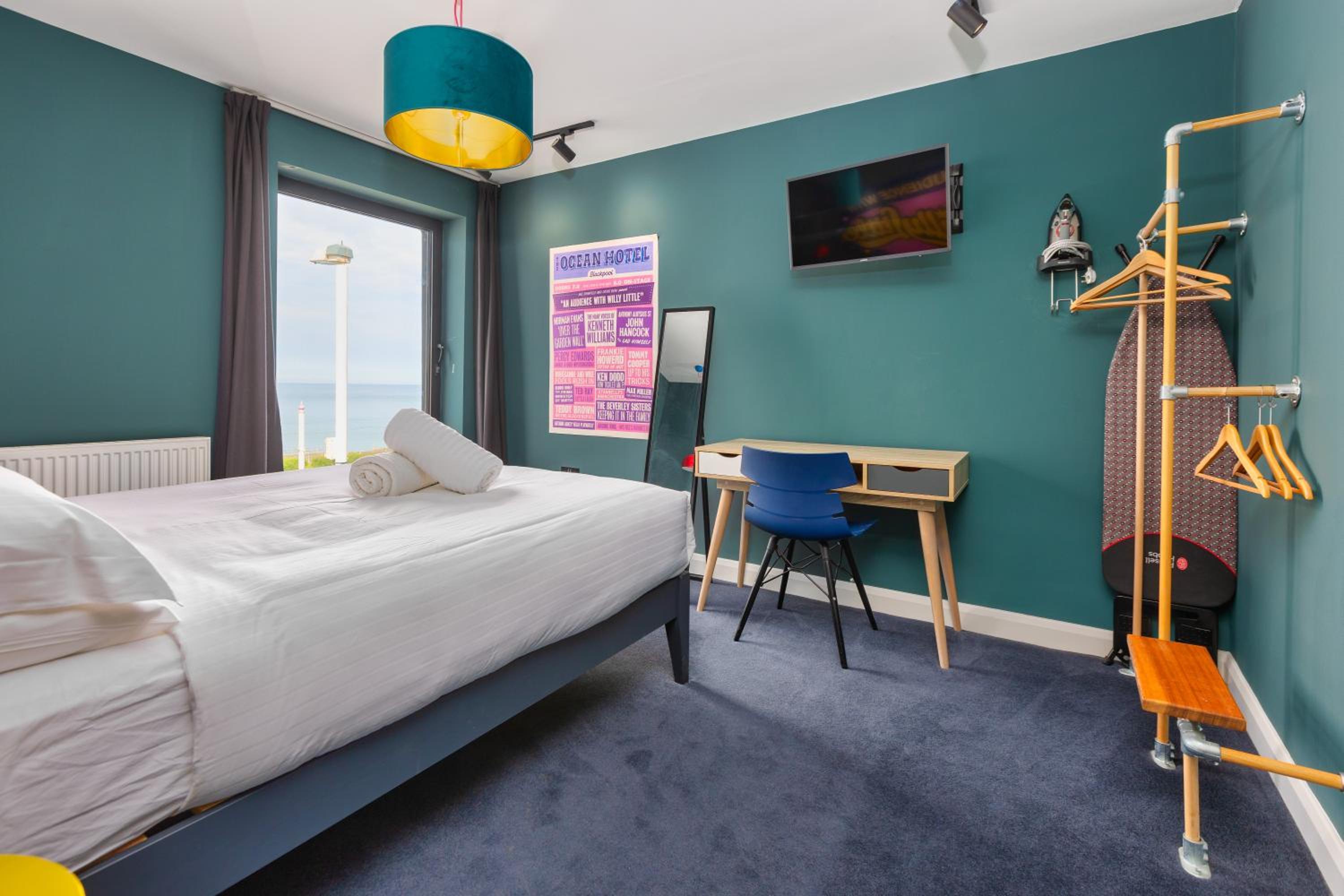 Deluxe Suite with Sea View - Photo 2