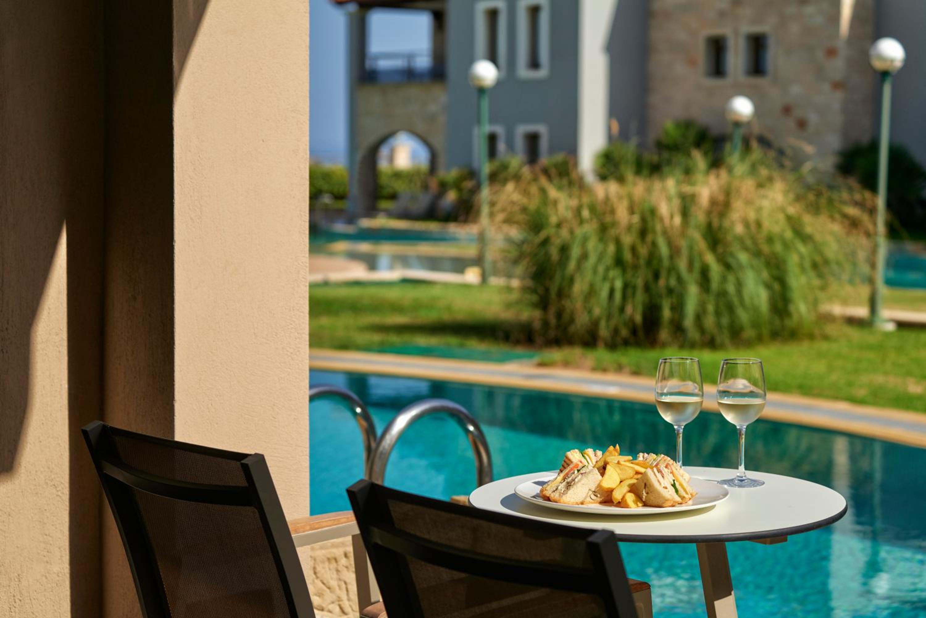 Family Suite Swim Up Inland View