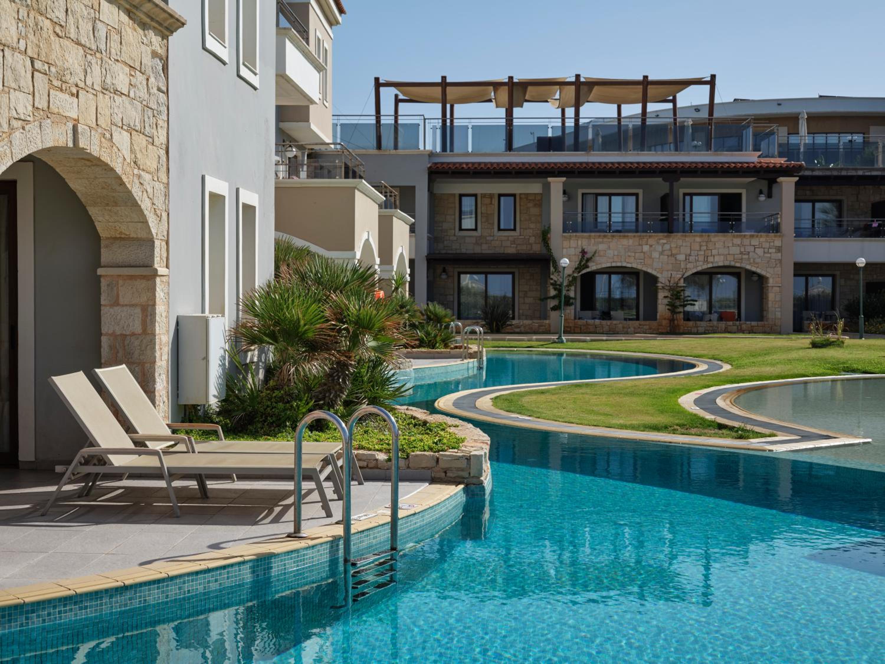 Family Suite Swim Up Inland View thumbnail 5