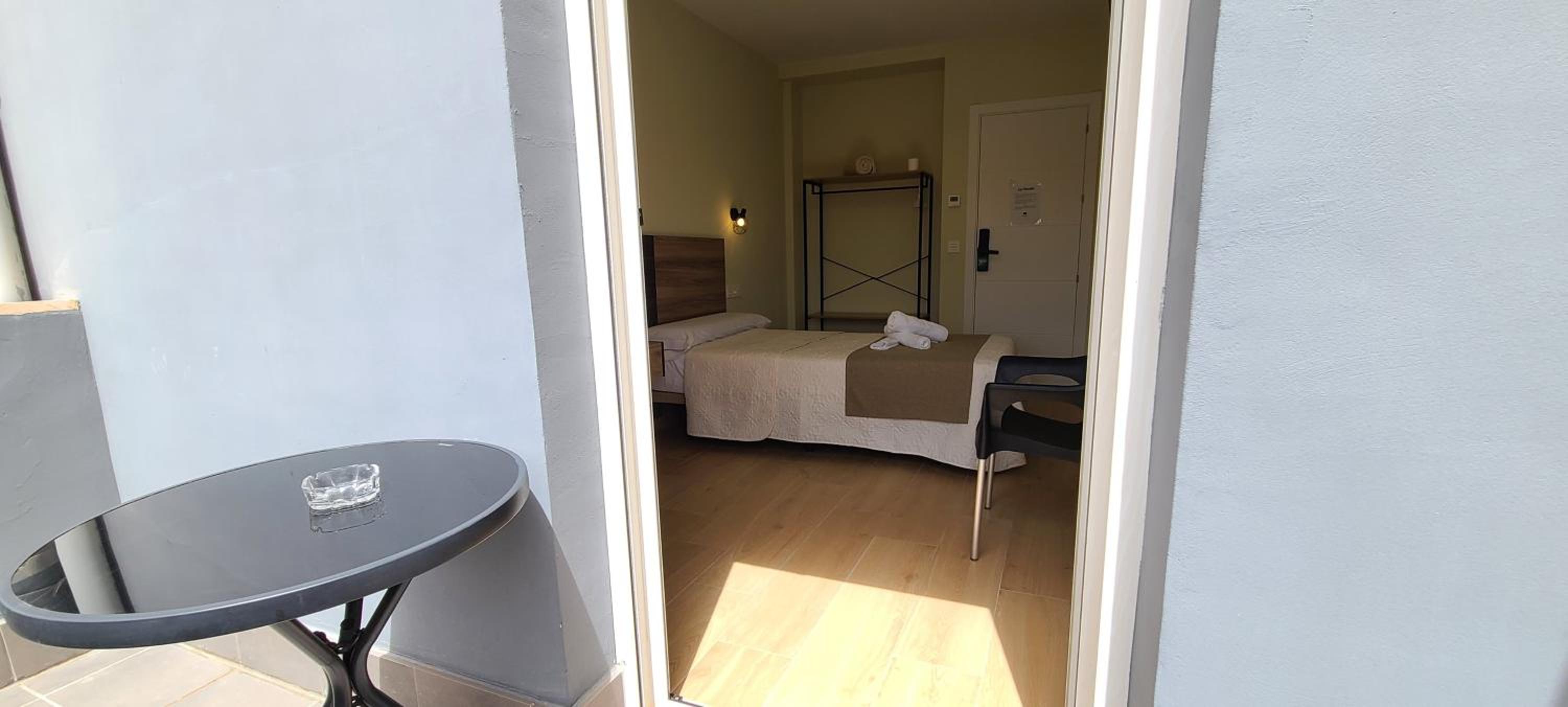 Single Room with Shared Bathroom photo 3