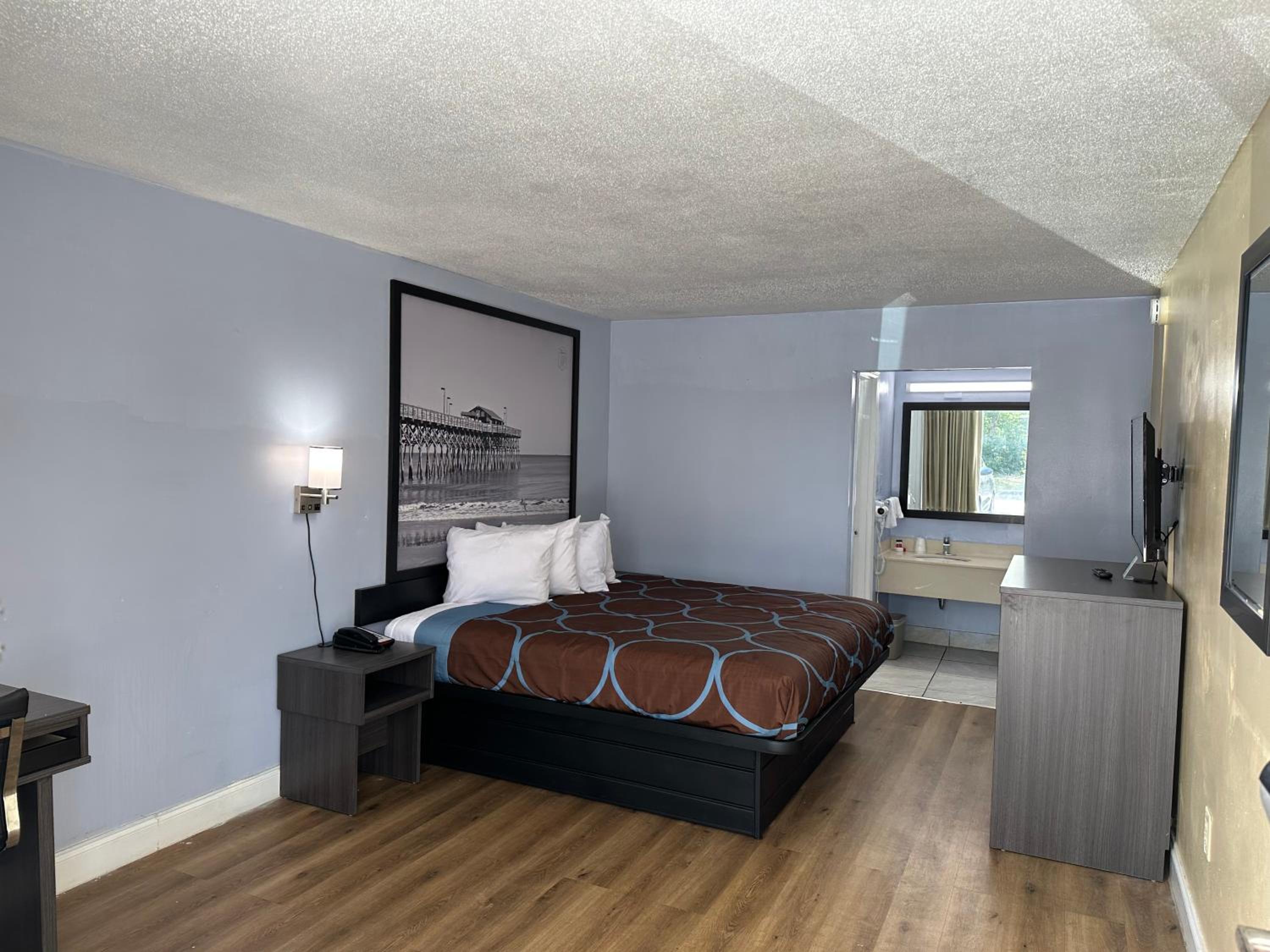 King Room - Non-Smoking - Photo 4