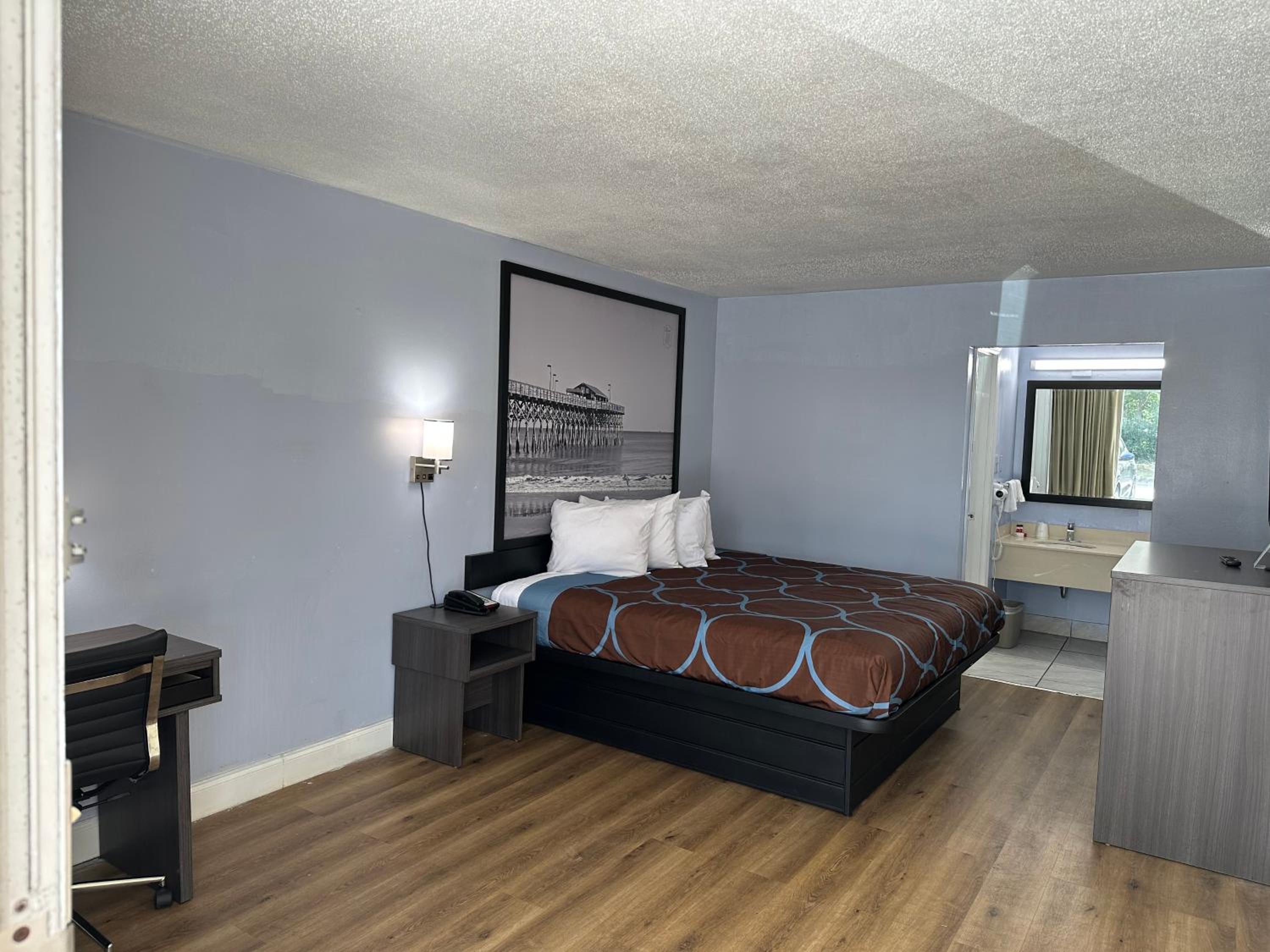 King Room - Non-Smoking - Photo 2