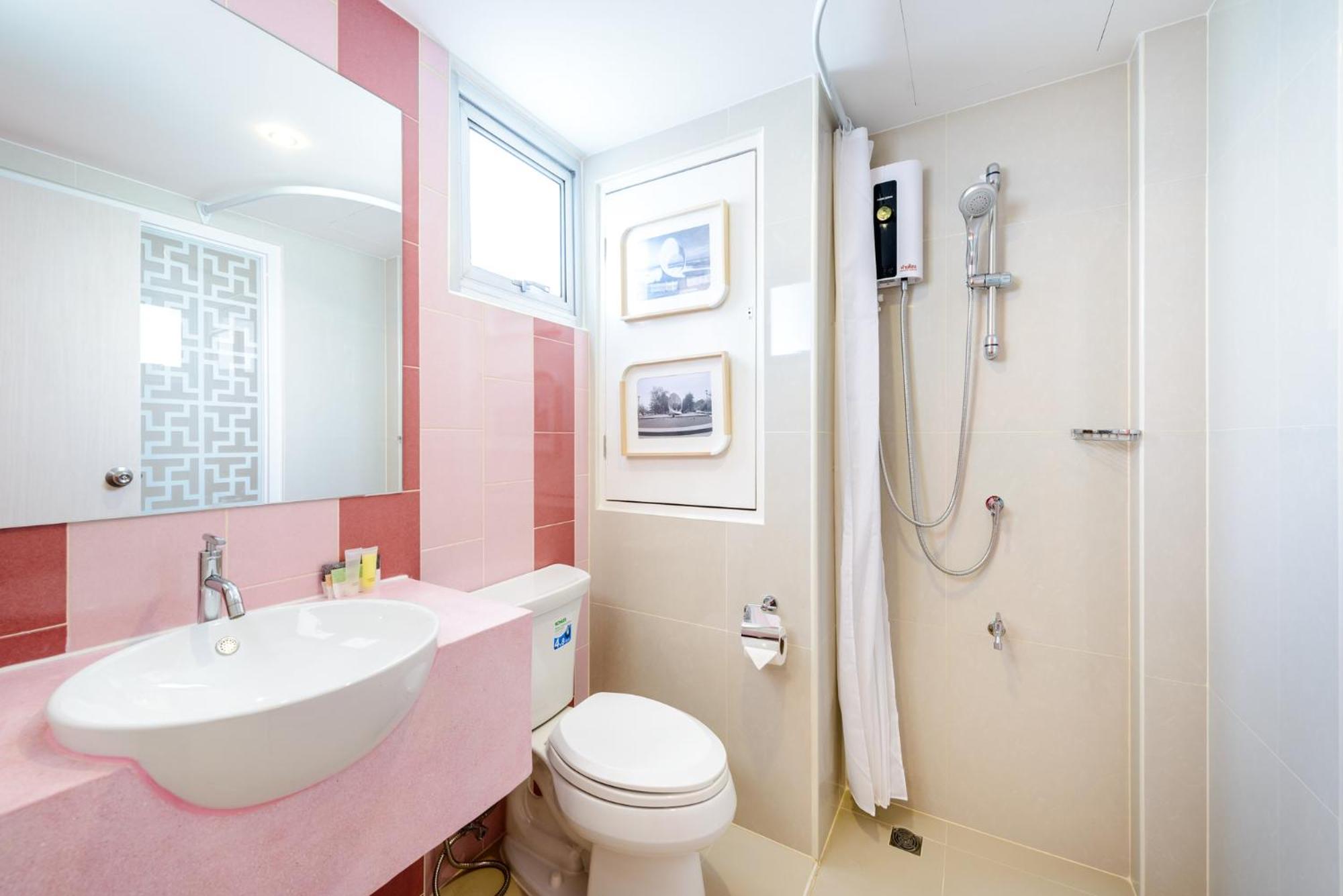 Budget Double Room - Photo 14
