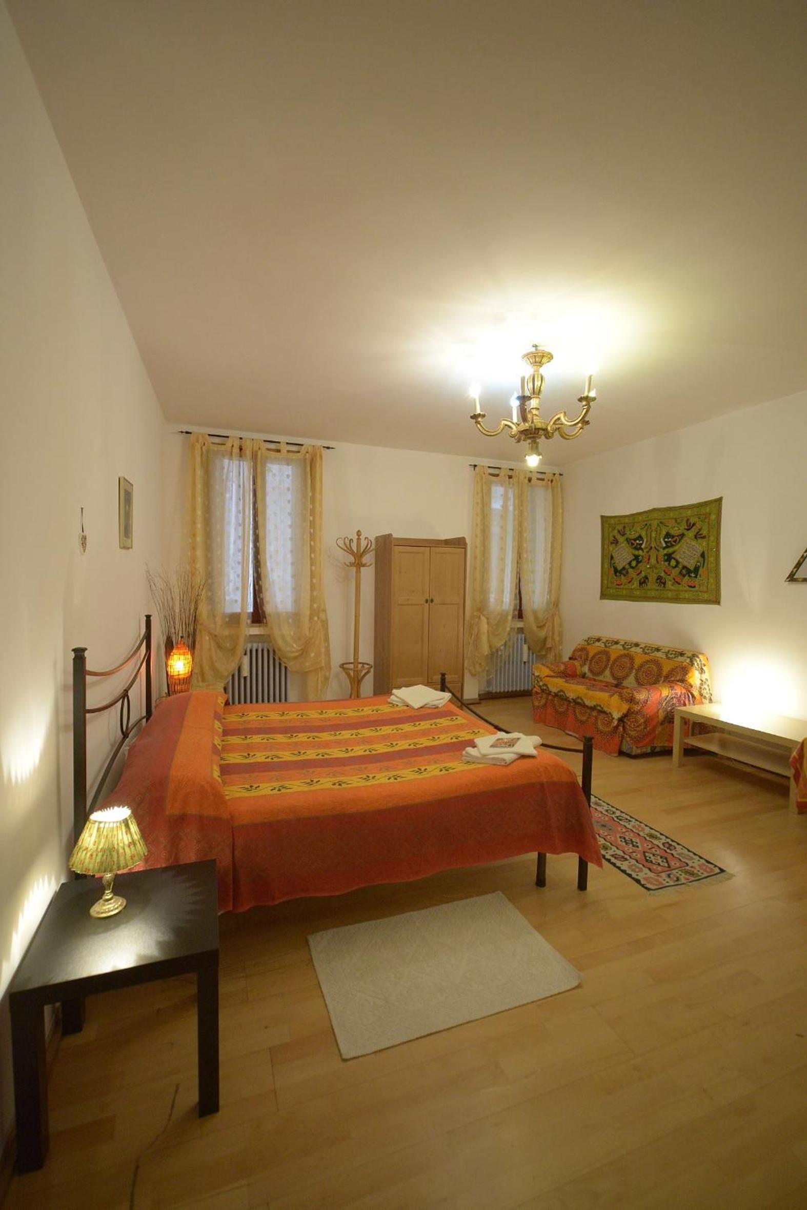 Double Room with Shared Bathroom photo 3