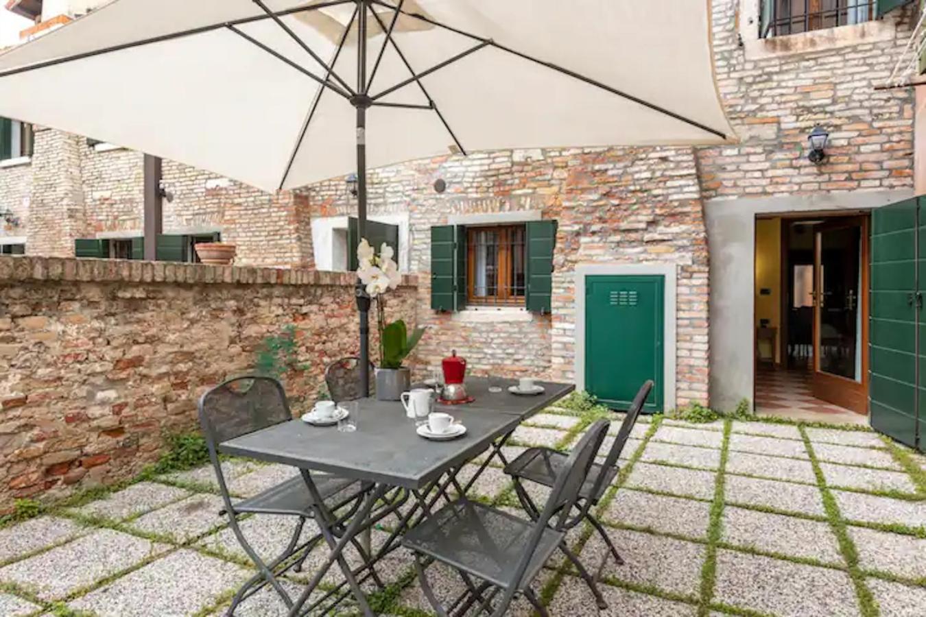 One-Bedroom Apartment with Garden photo 1