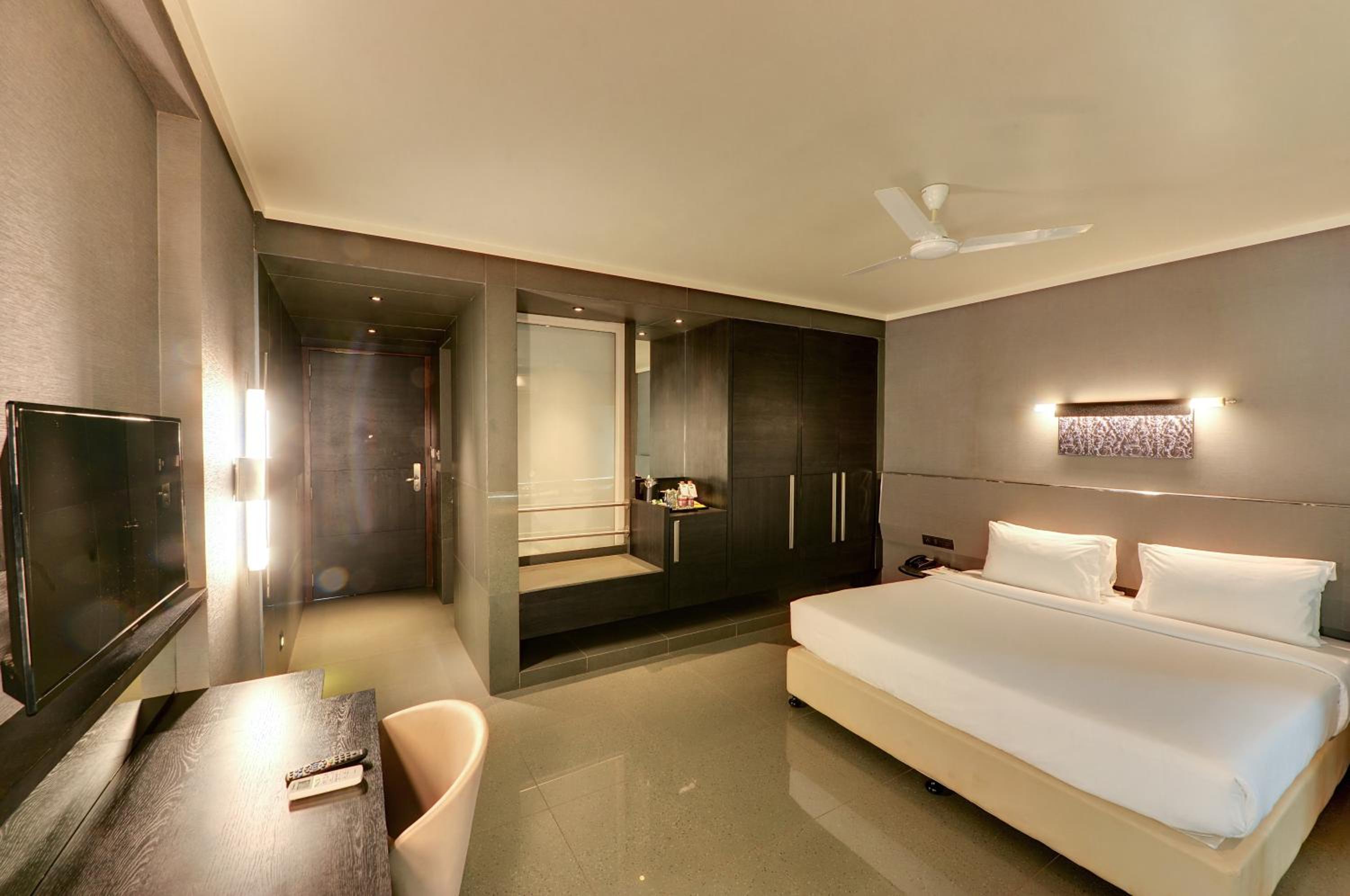 King Room with Pool View - Photo 1