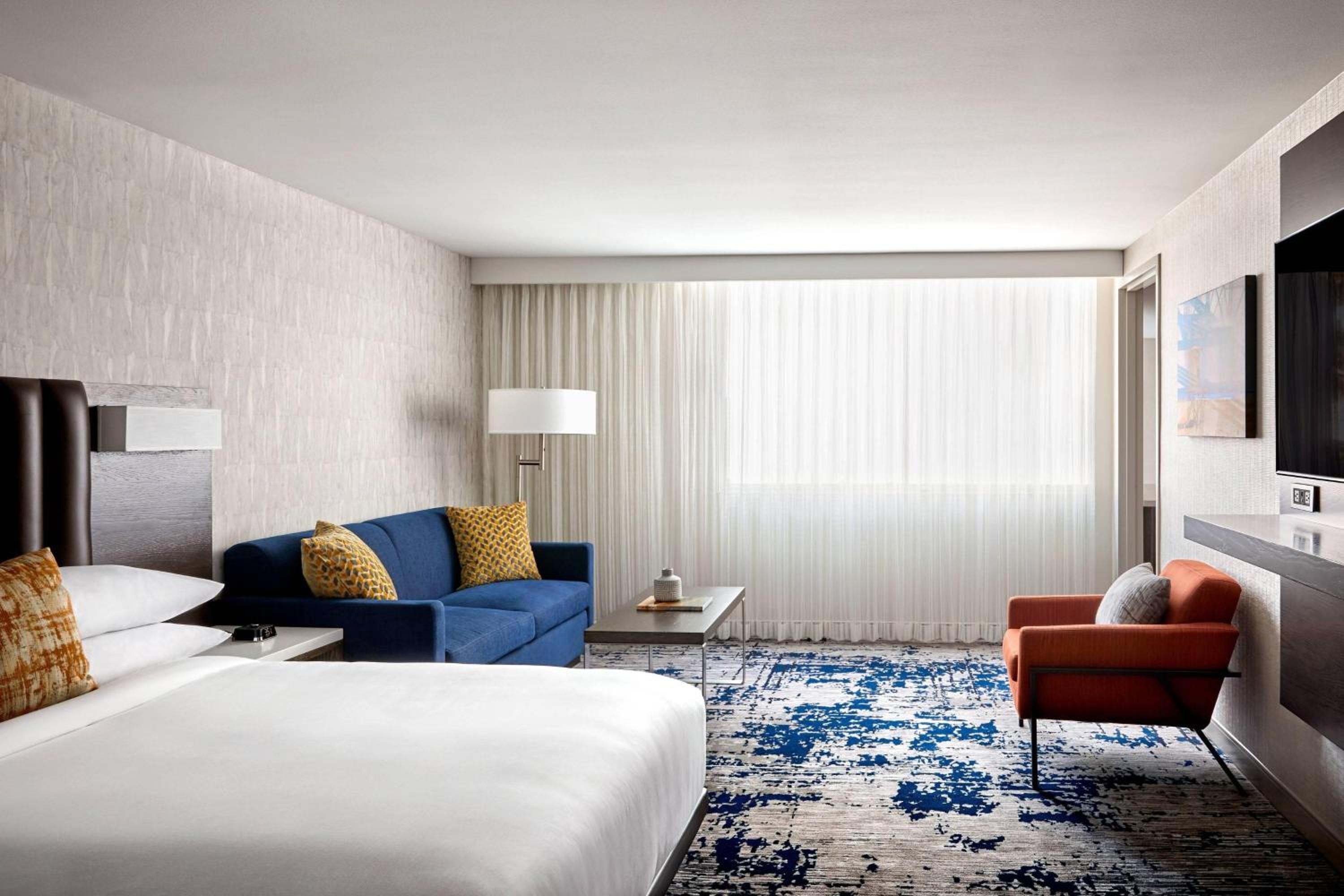 1 Bedroom Presidential Suite, 1 King, Sofa bed photo 2