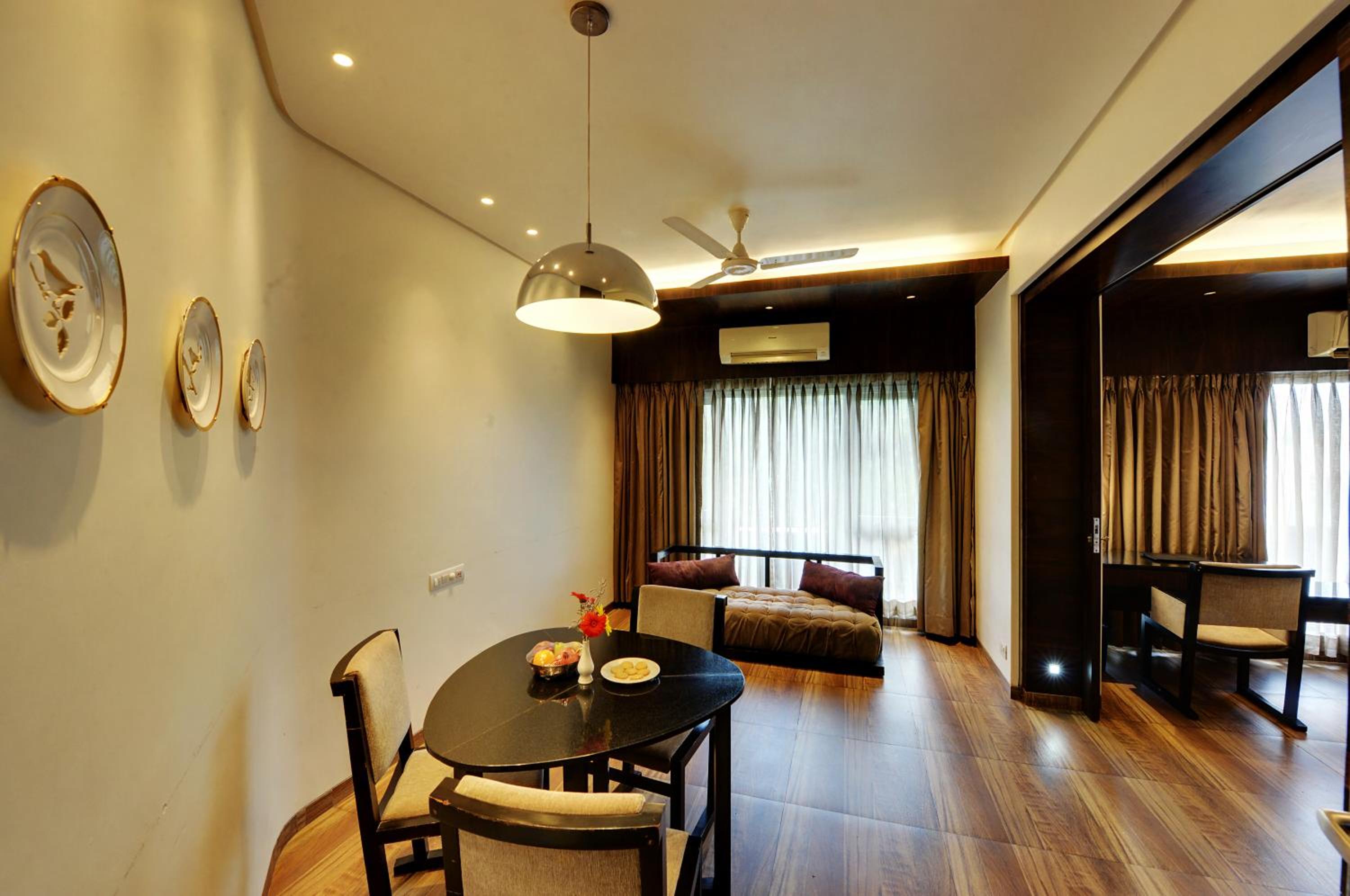 Suite - Photo 13