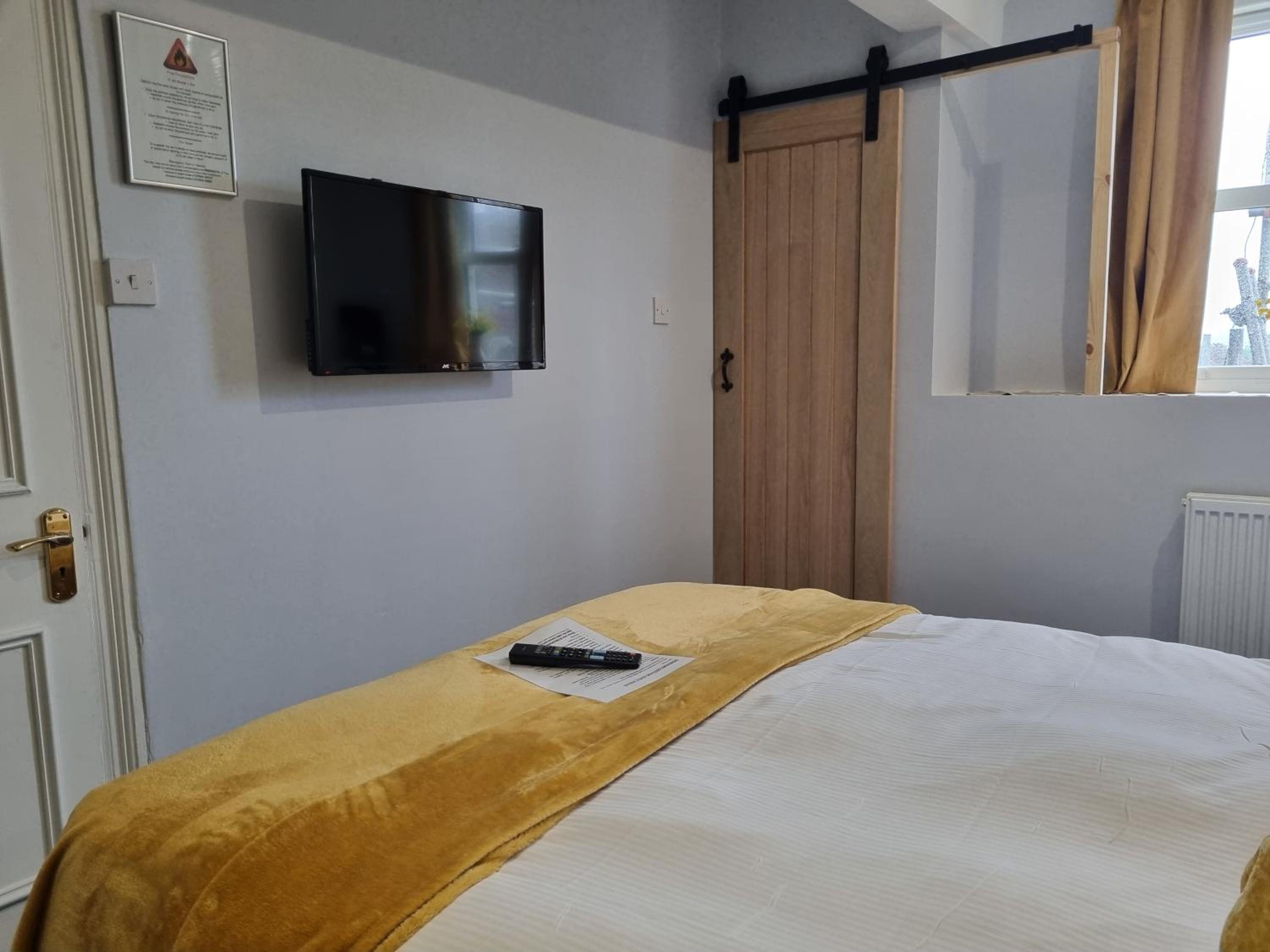Standard Double Room with En-Suite shower room - Photo 2