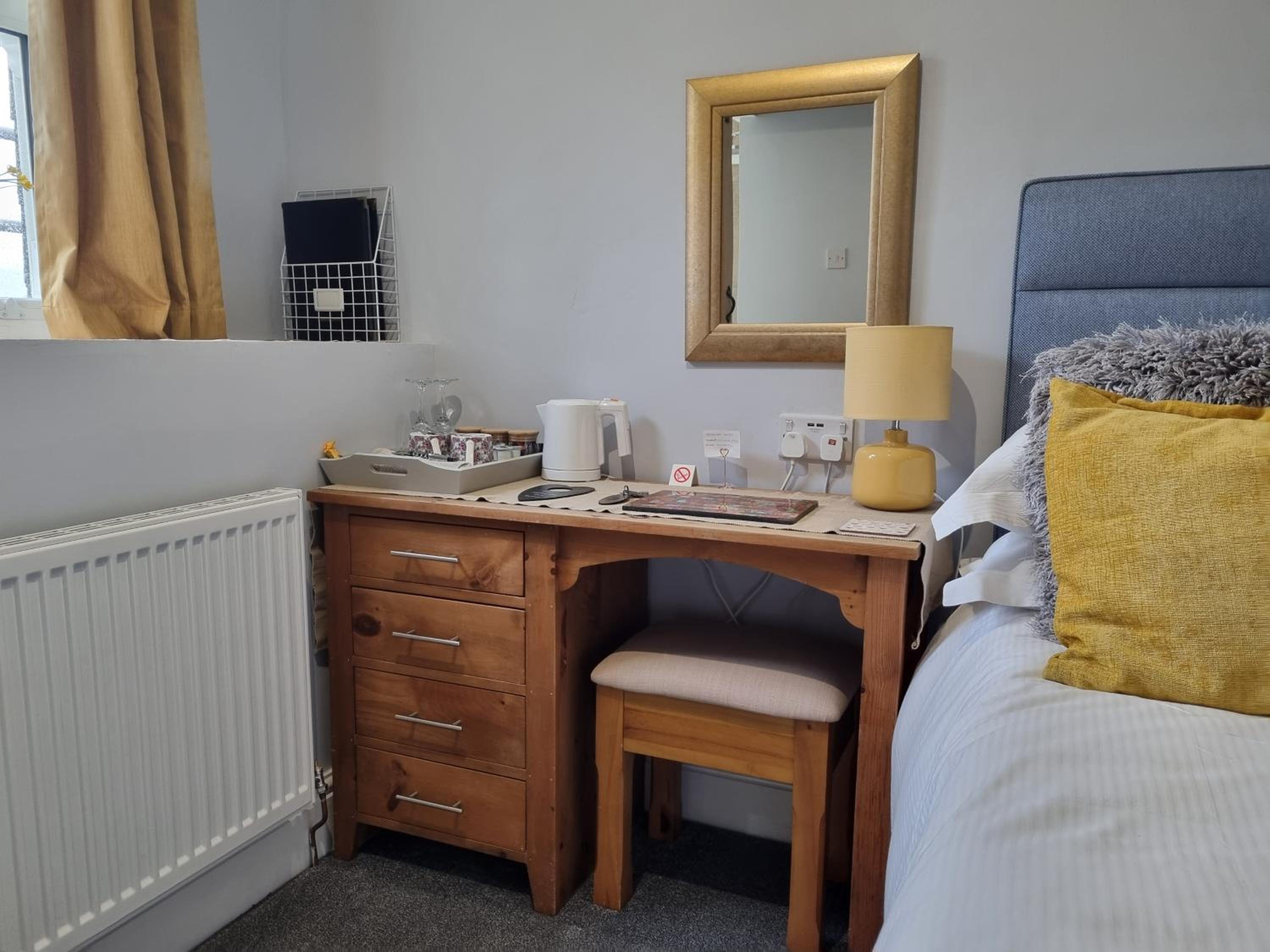 Standard Double Room with En-Suite shower room - Photo 3