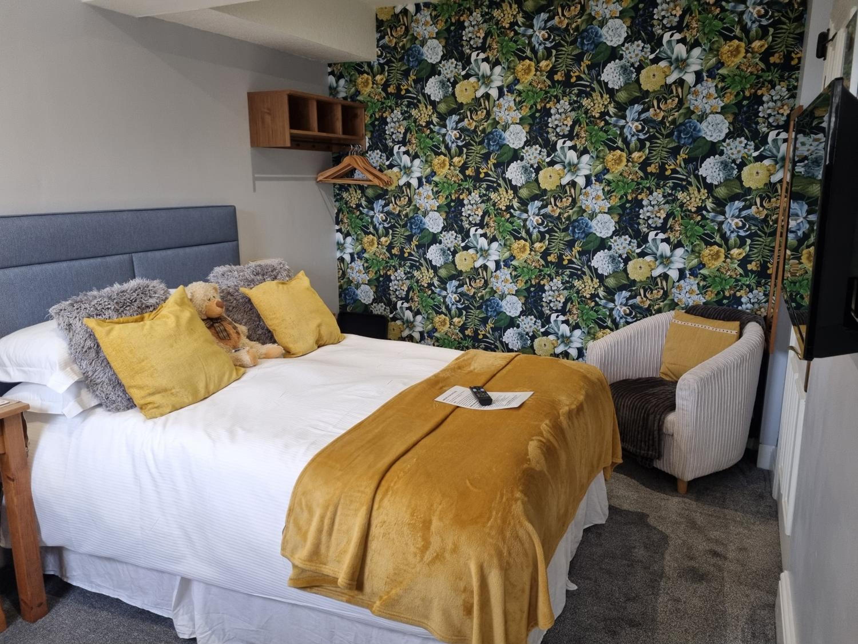 Standard Double Room with En-Suite shower room - Photo 1