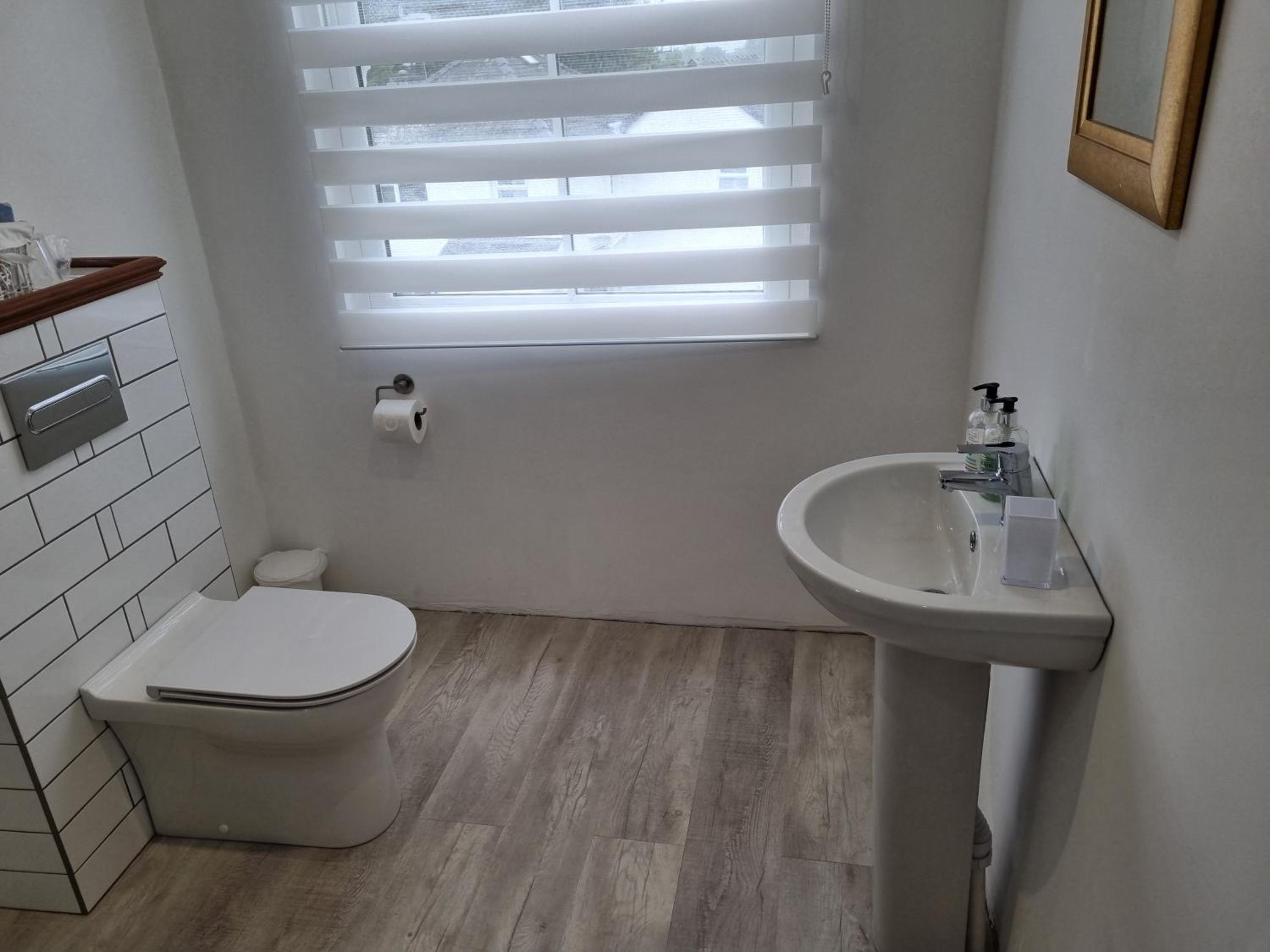 Standard Double Room with En-Suite shower room - Photo 5