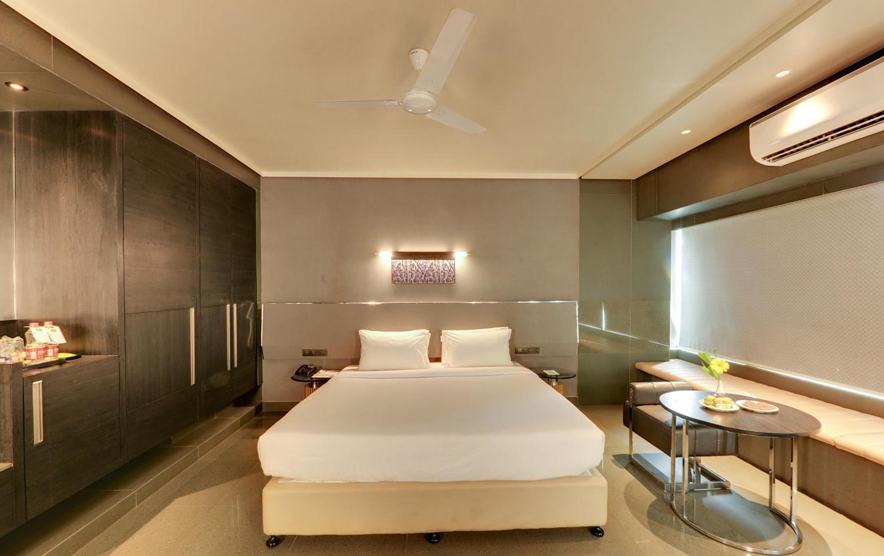 King Room with Pool View - Photo 11