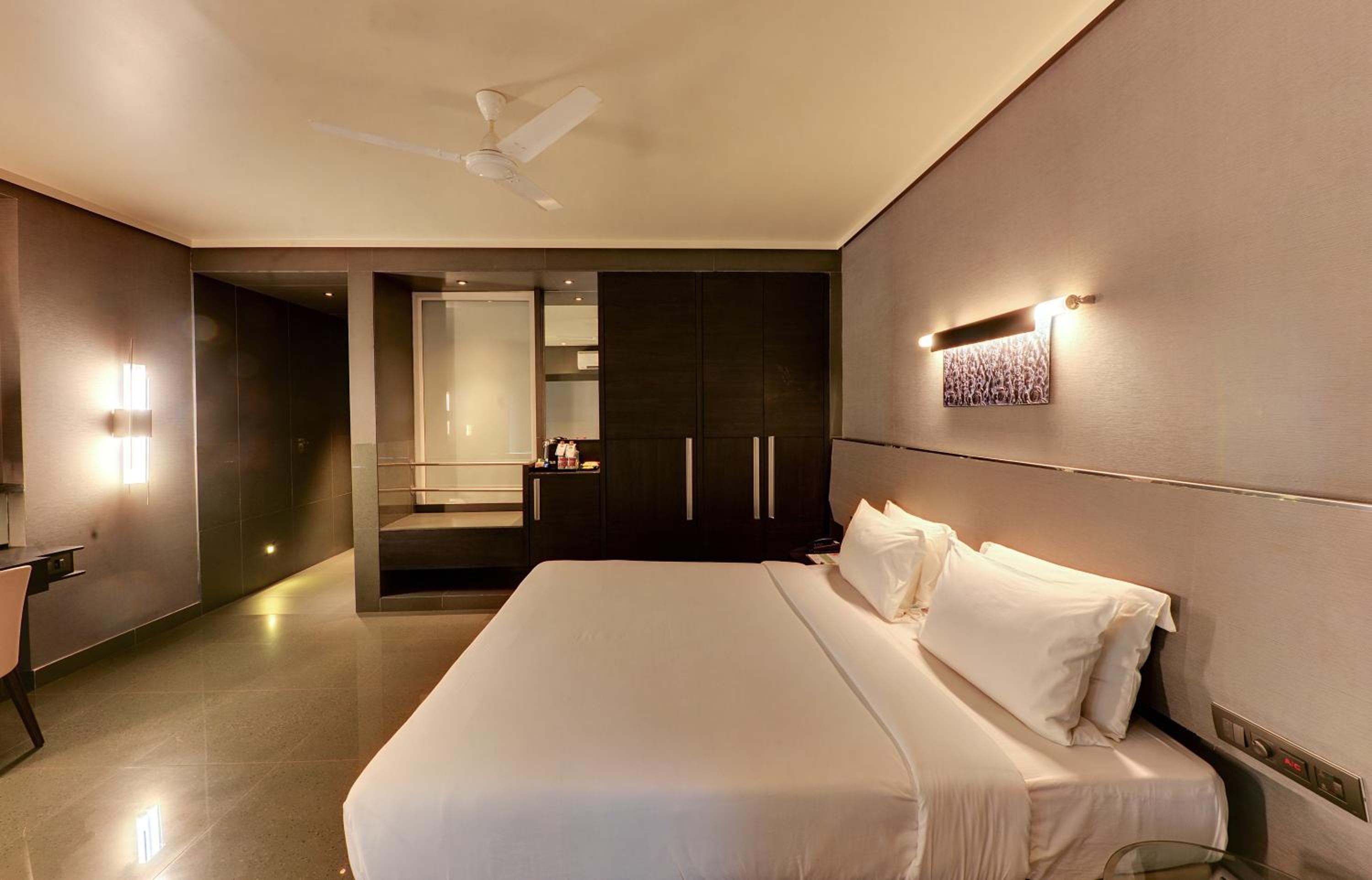 King Room with Pool View - Photo 10